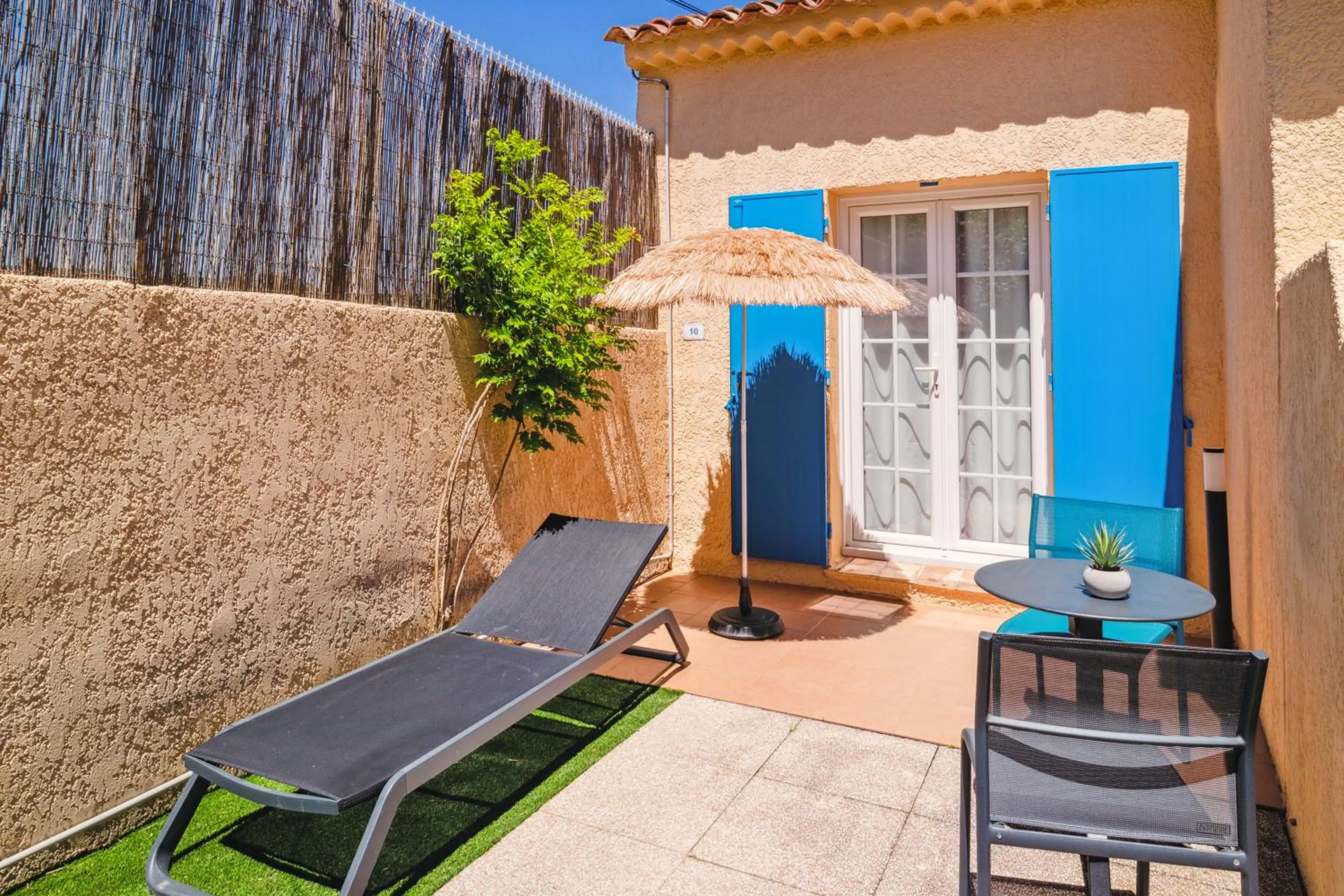 Patio in Hôtel La Nartelle