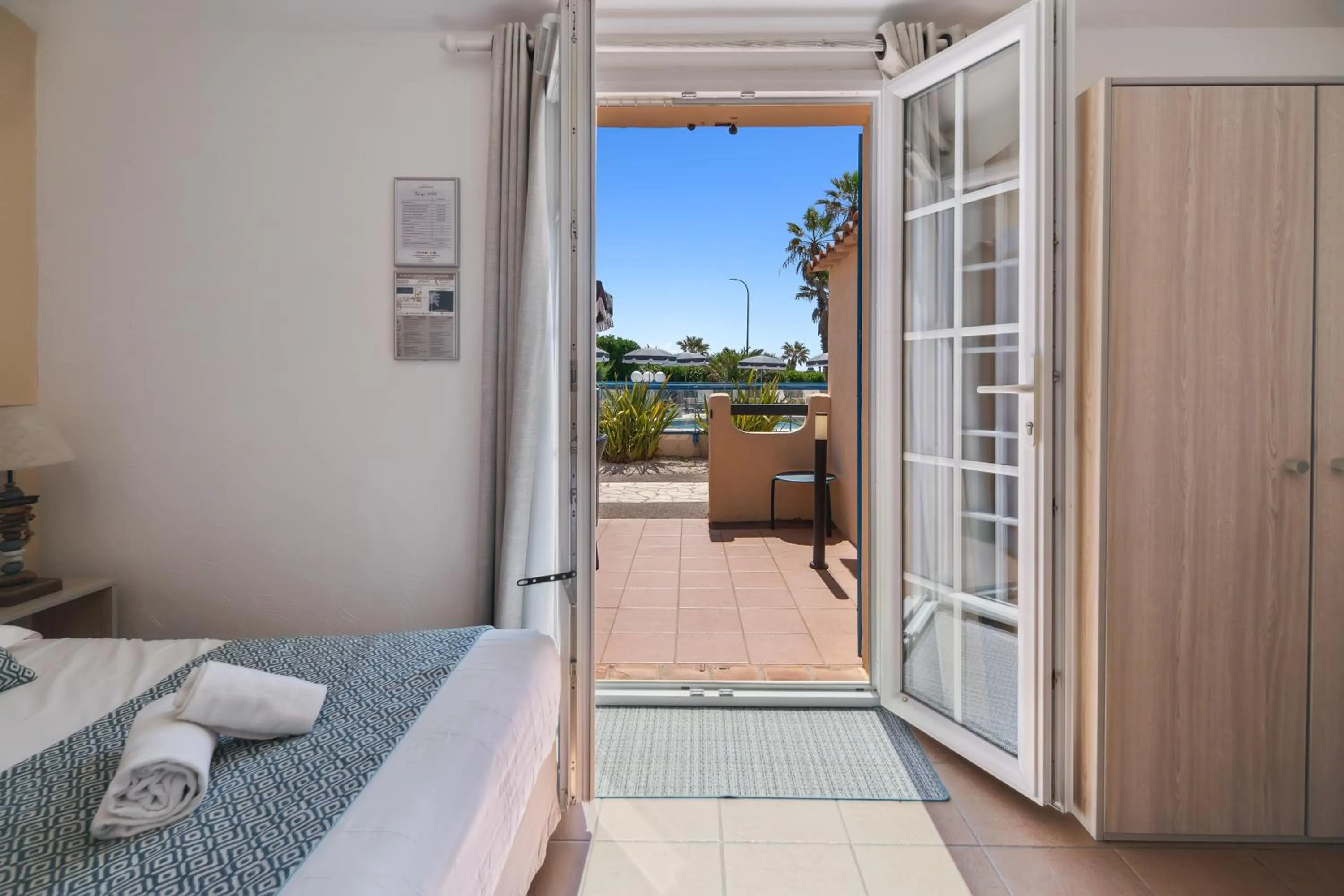 View (from property/room), Bed in Hôtel La Nartelle