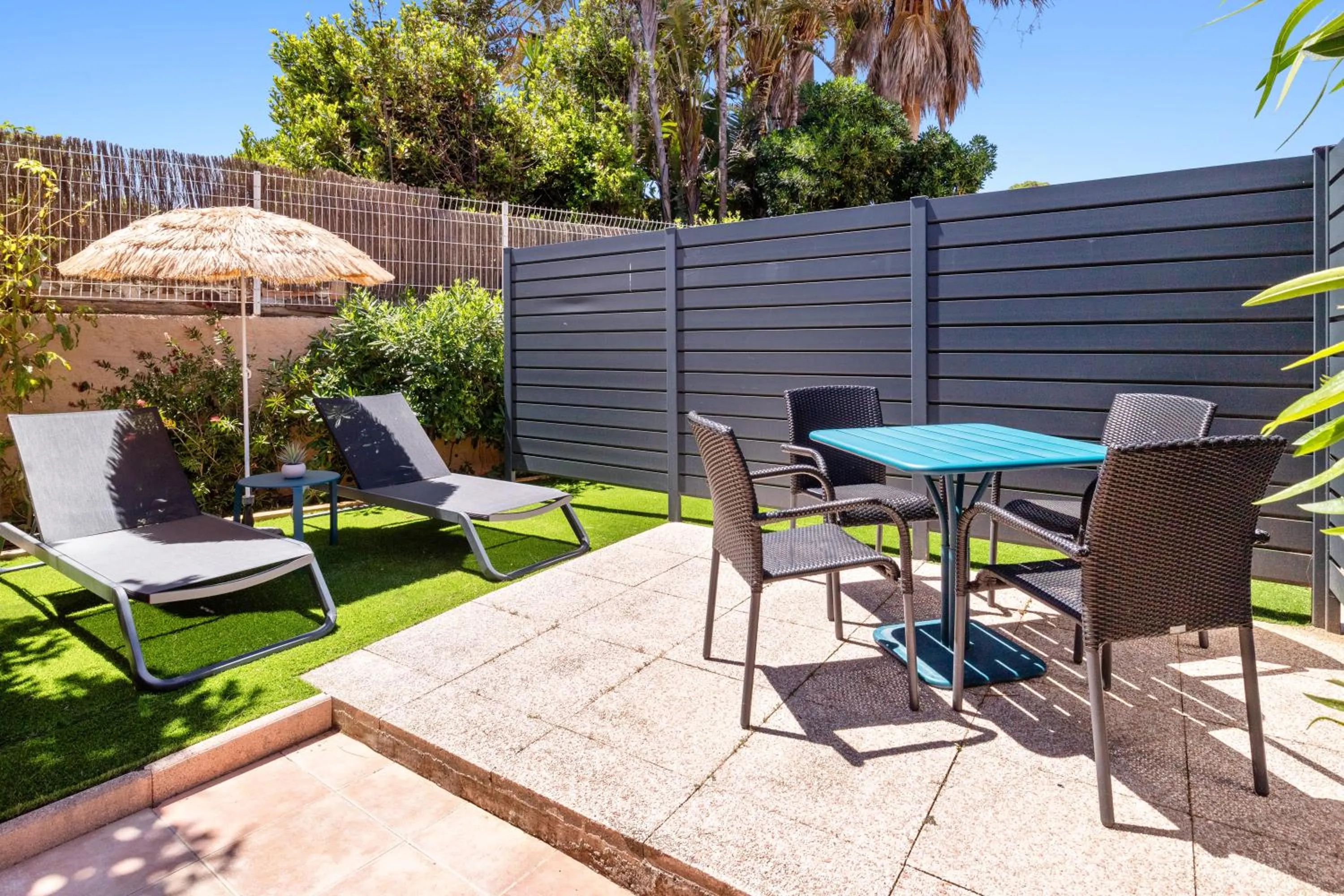 Patio in Hôtel La Nartelle