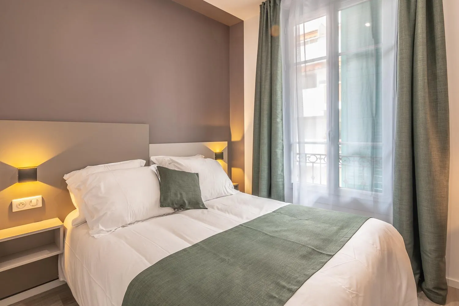 Photo of the whole room, Bed in Hôtel Alcôve Nice