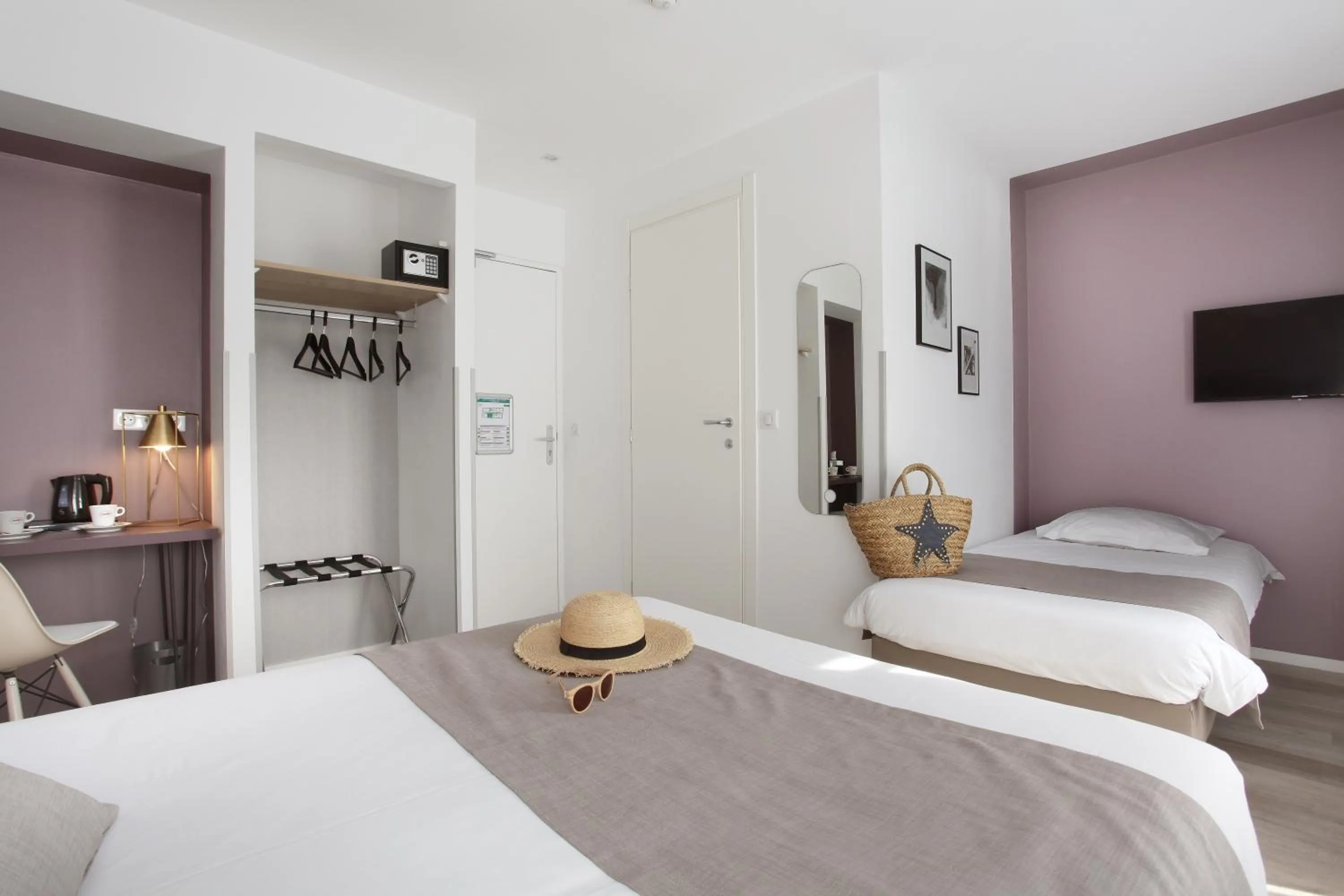 Photo of the whole room, Bed in Hôtel Alcôve Nice