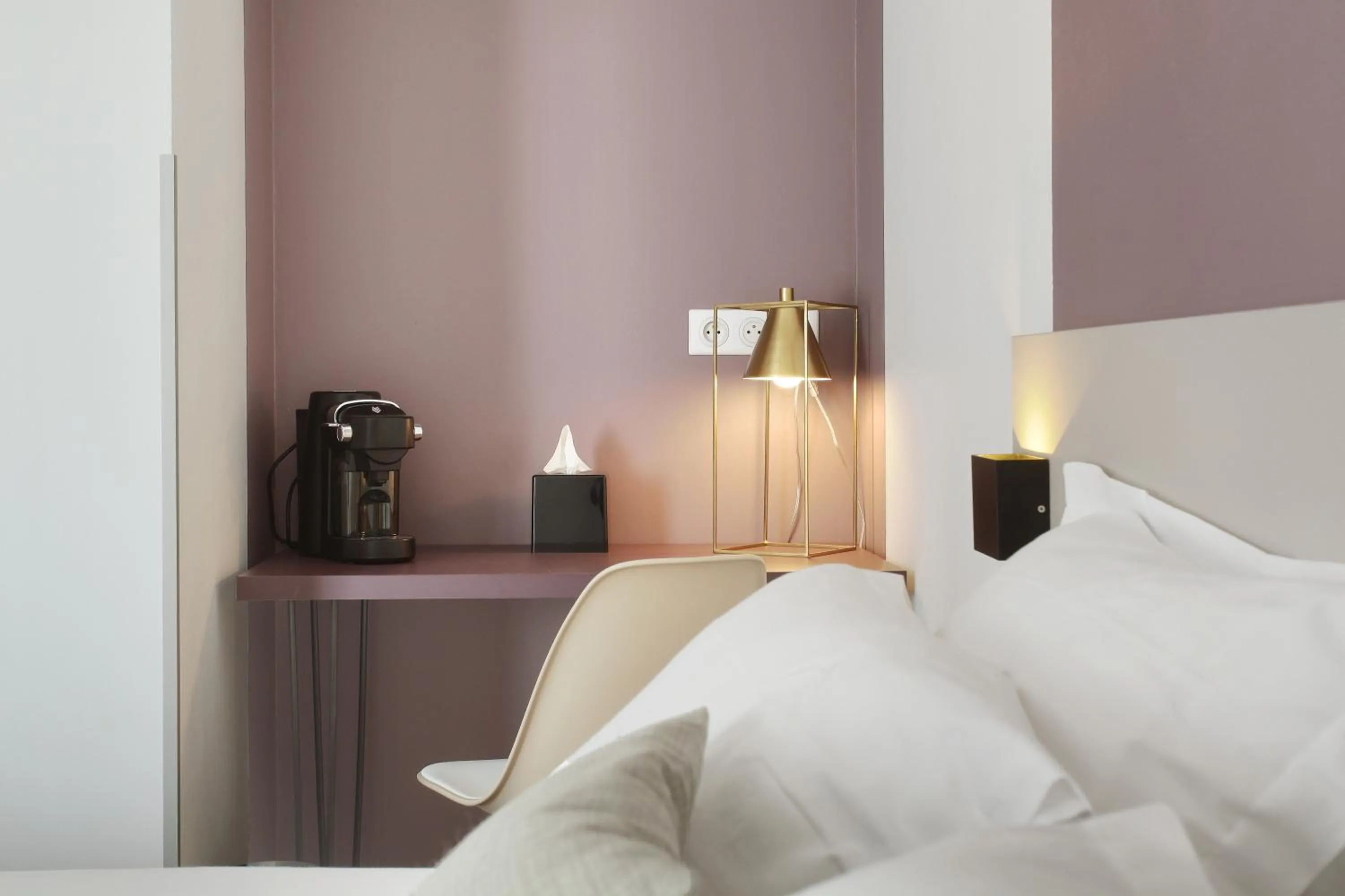 Photo of the whole room, Bed in Hôtel Alcôve Nice