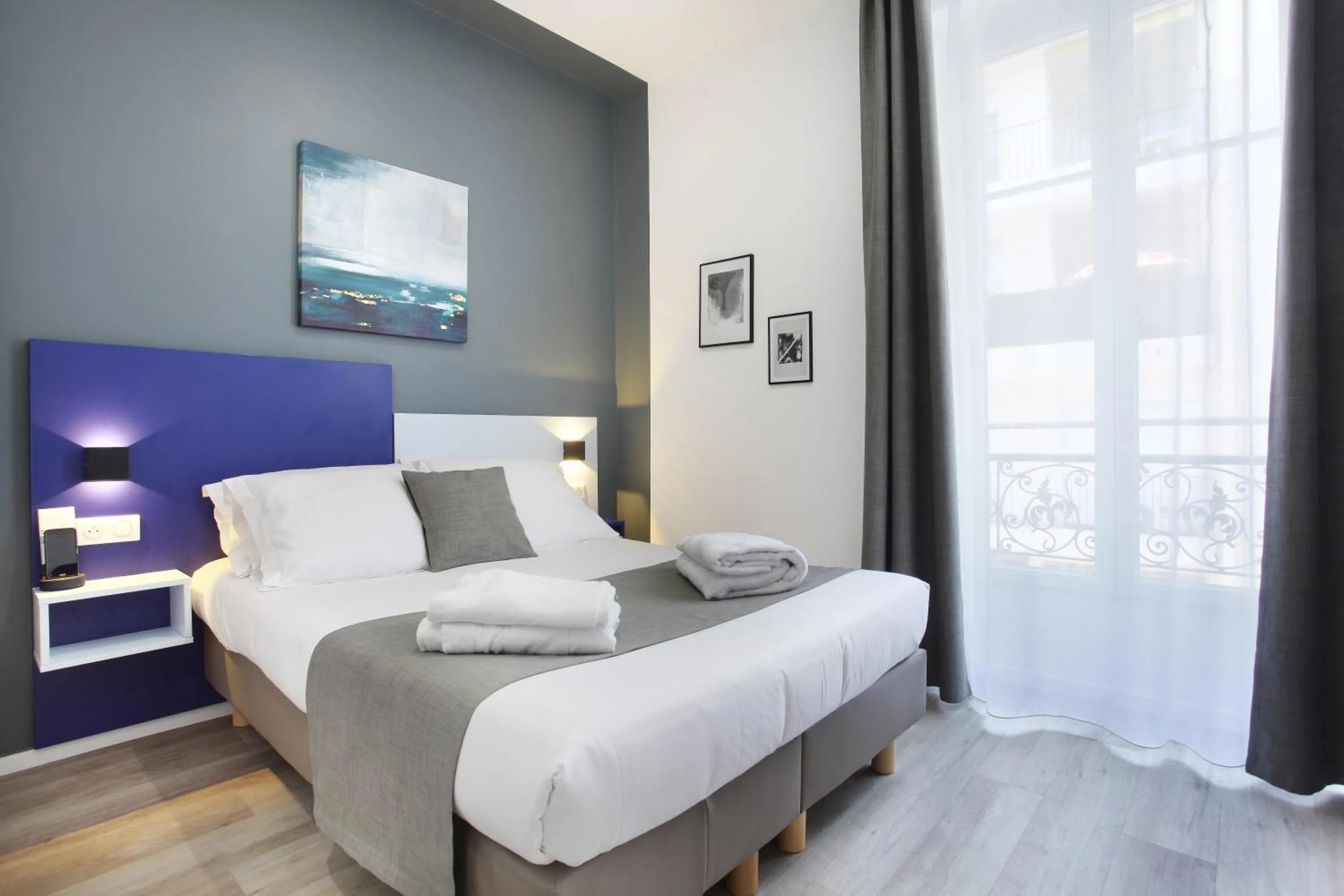 Photo of the whole room, Bed in Hôtel Alcôve Nice