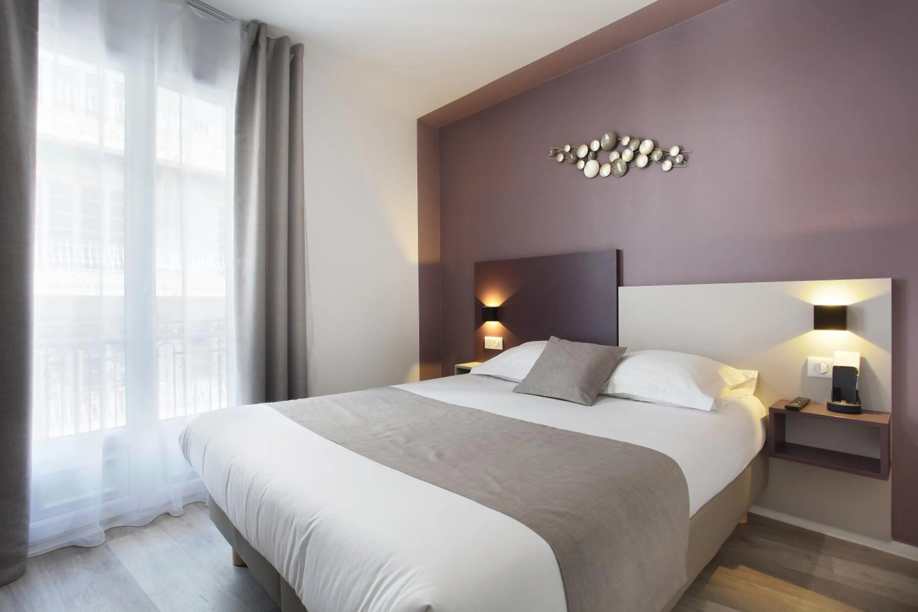 Photo of the whole room, Bed in Hôtel Alcôve Nice