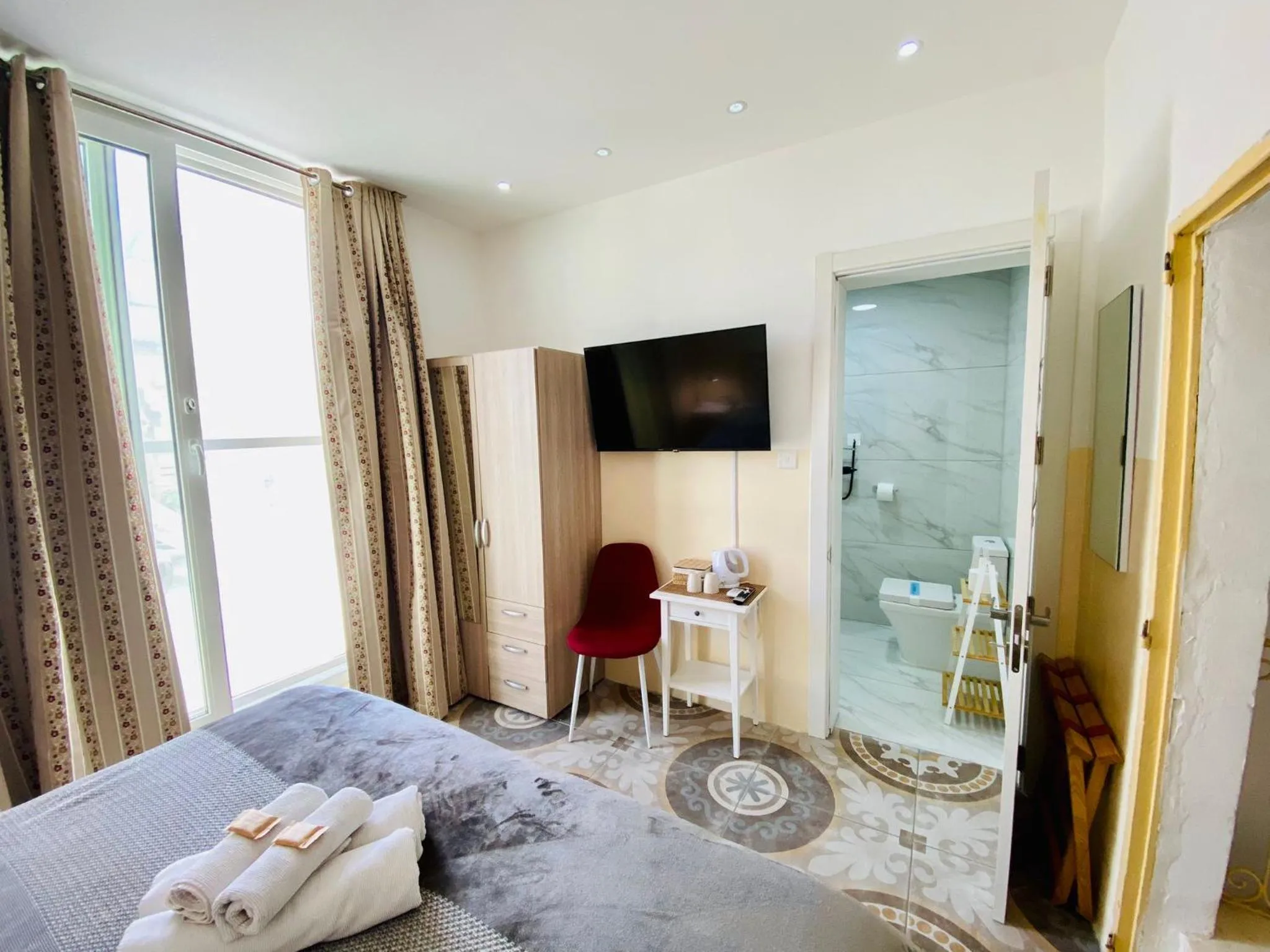 TV and multimedia, Bed in The Maltese Sun