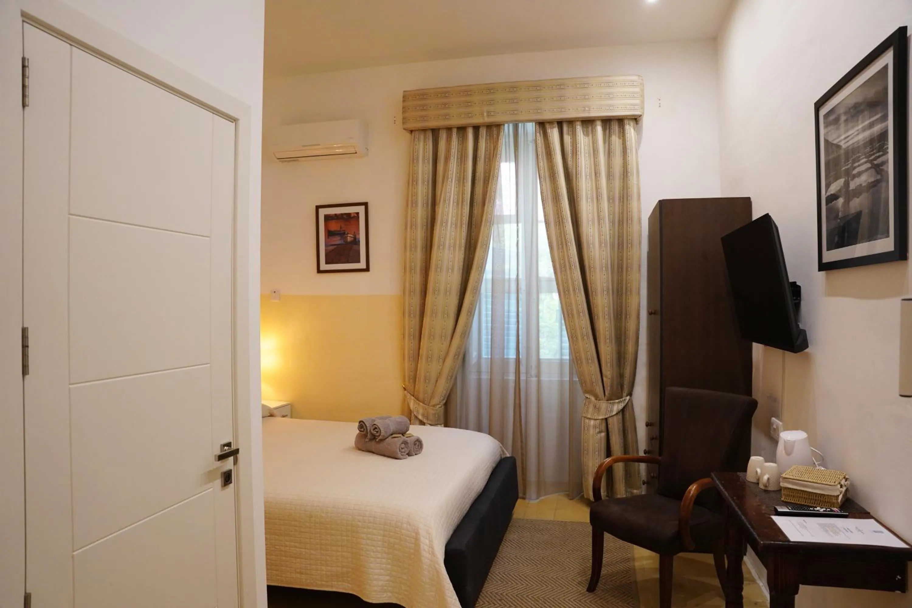 Bed in The Maltese Sun