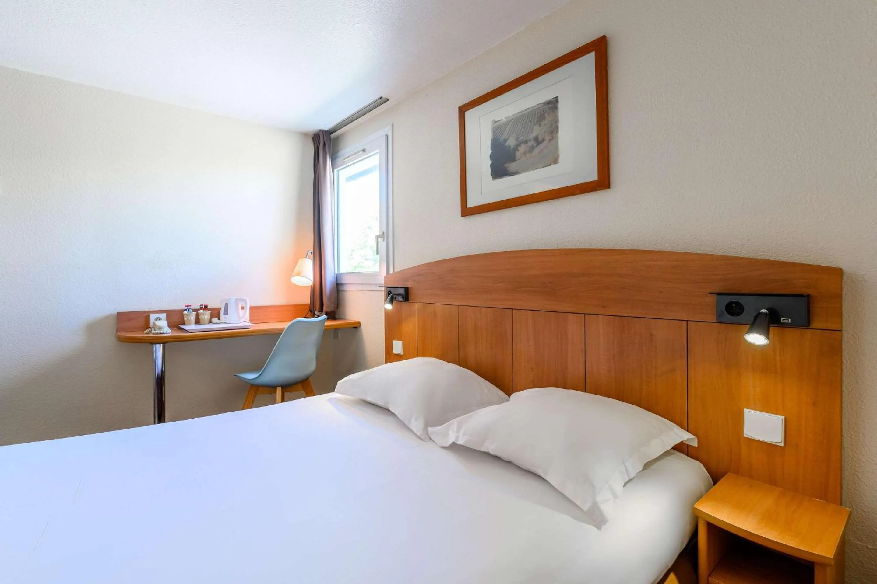 Photo of the whole room, Bed in Comfort Hotel Amiens Nord