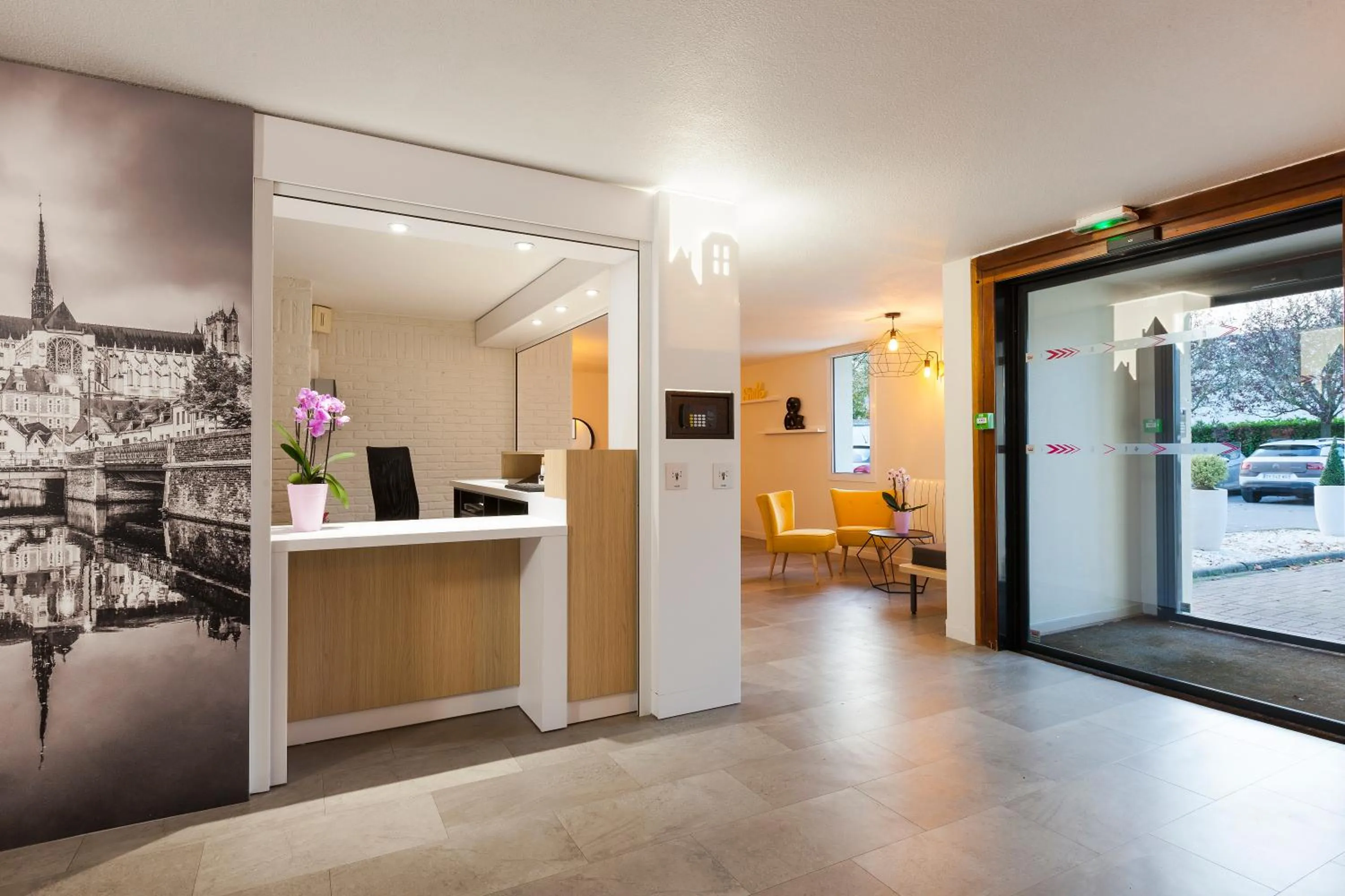Lobby or reception in Comfort Hotel Amiens Nord