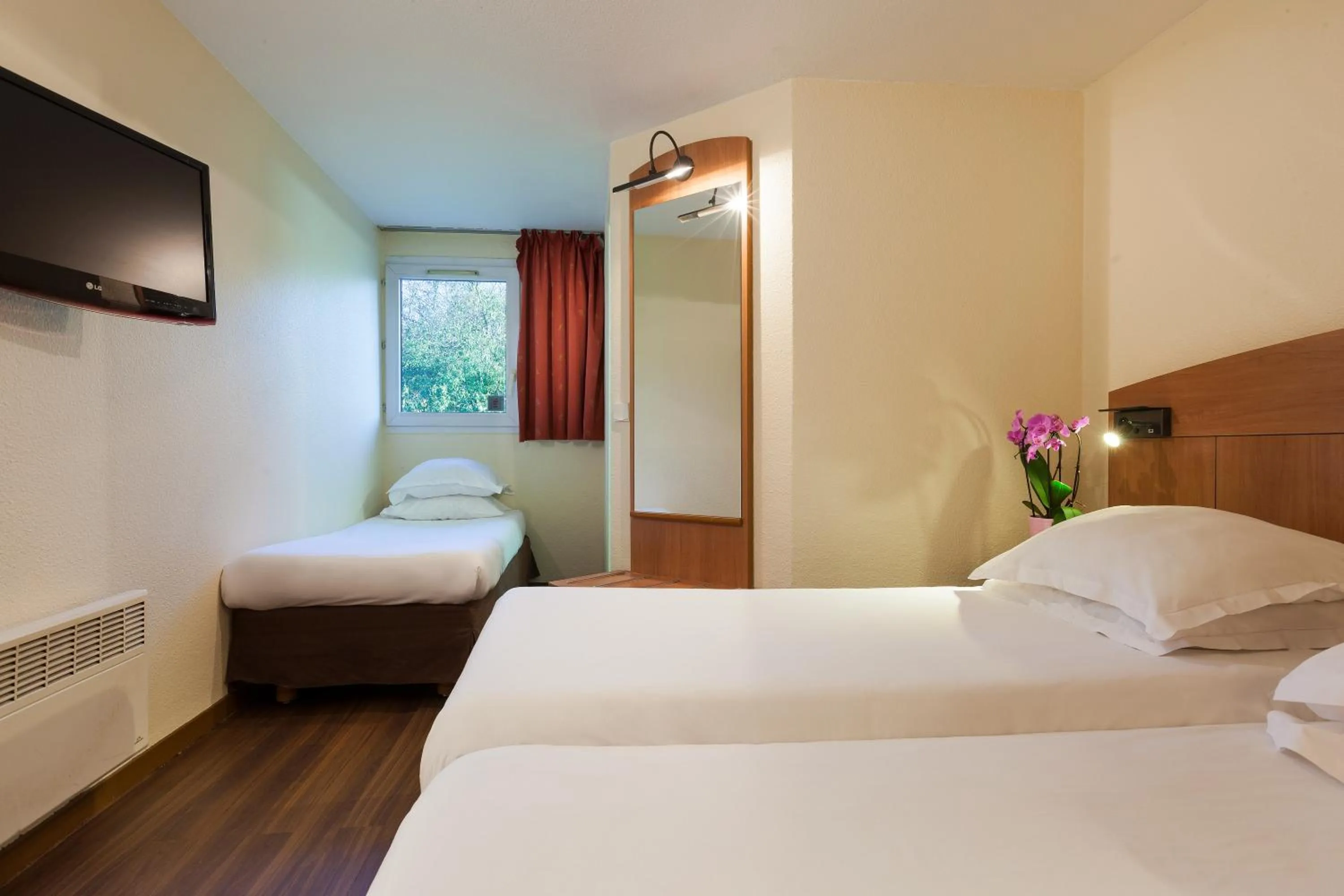 Photo of the whole room, Bed in Comfort Hotel Amiens Nord