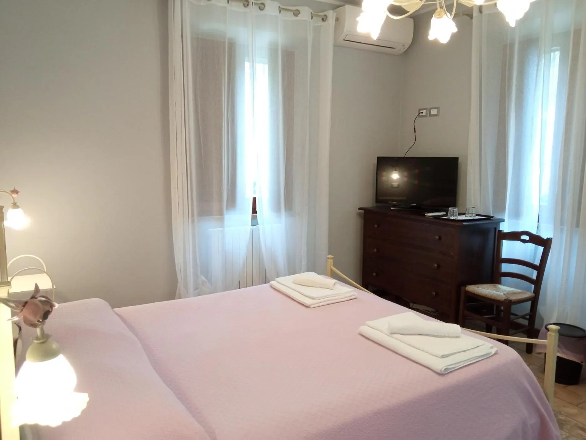 Bedroom, Bed in All'Ombra di San Damiano