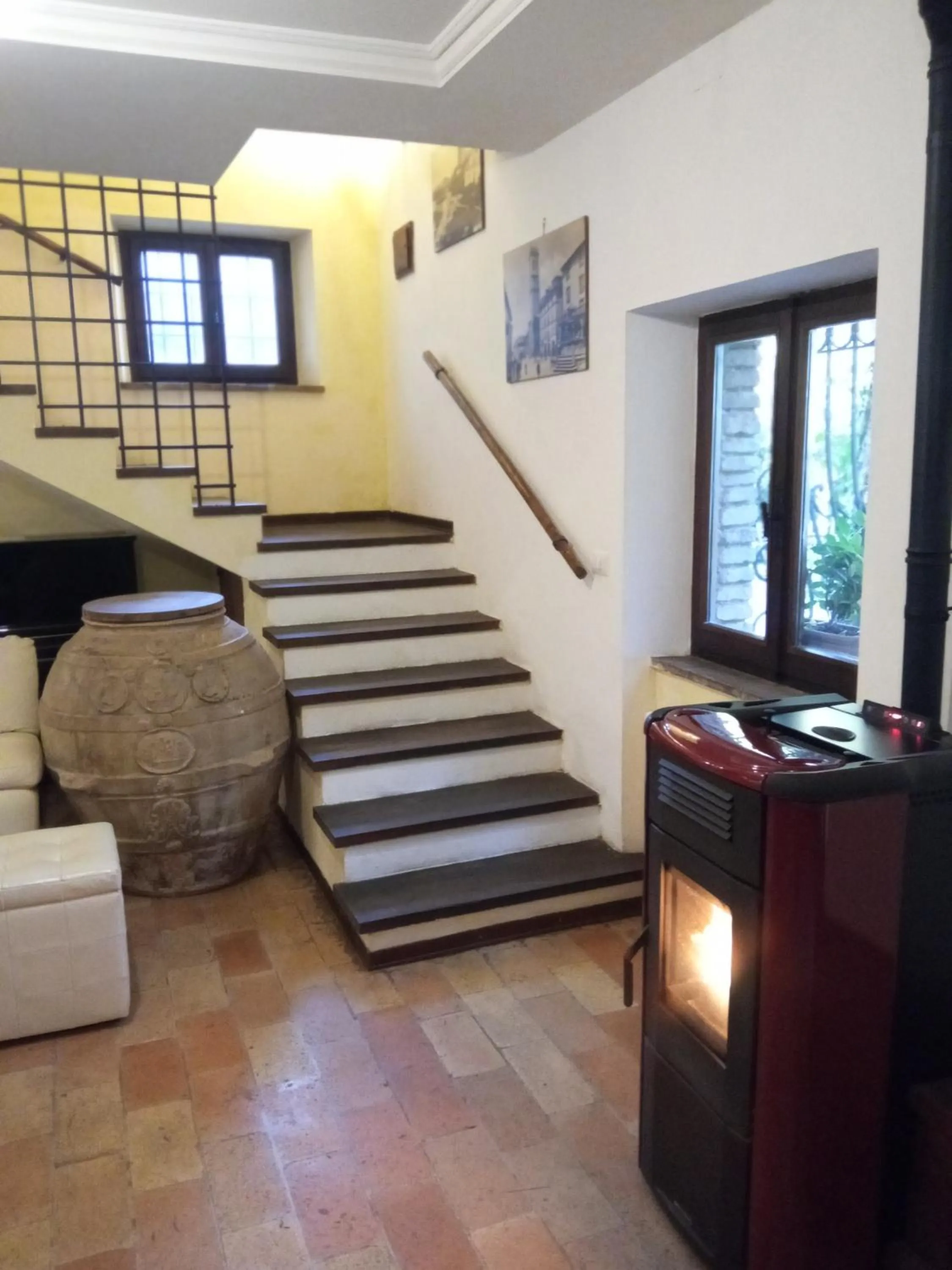 Communal lounge/ TV room in All'Ombra di San Damiano