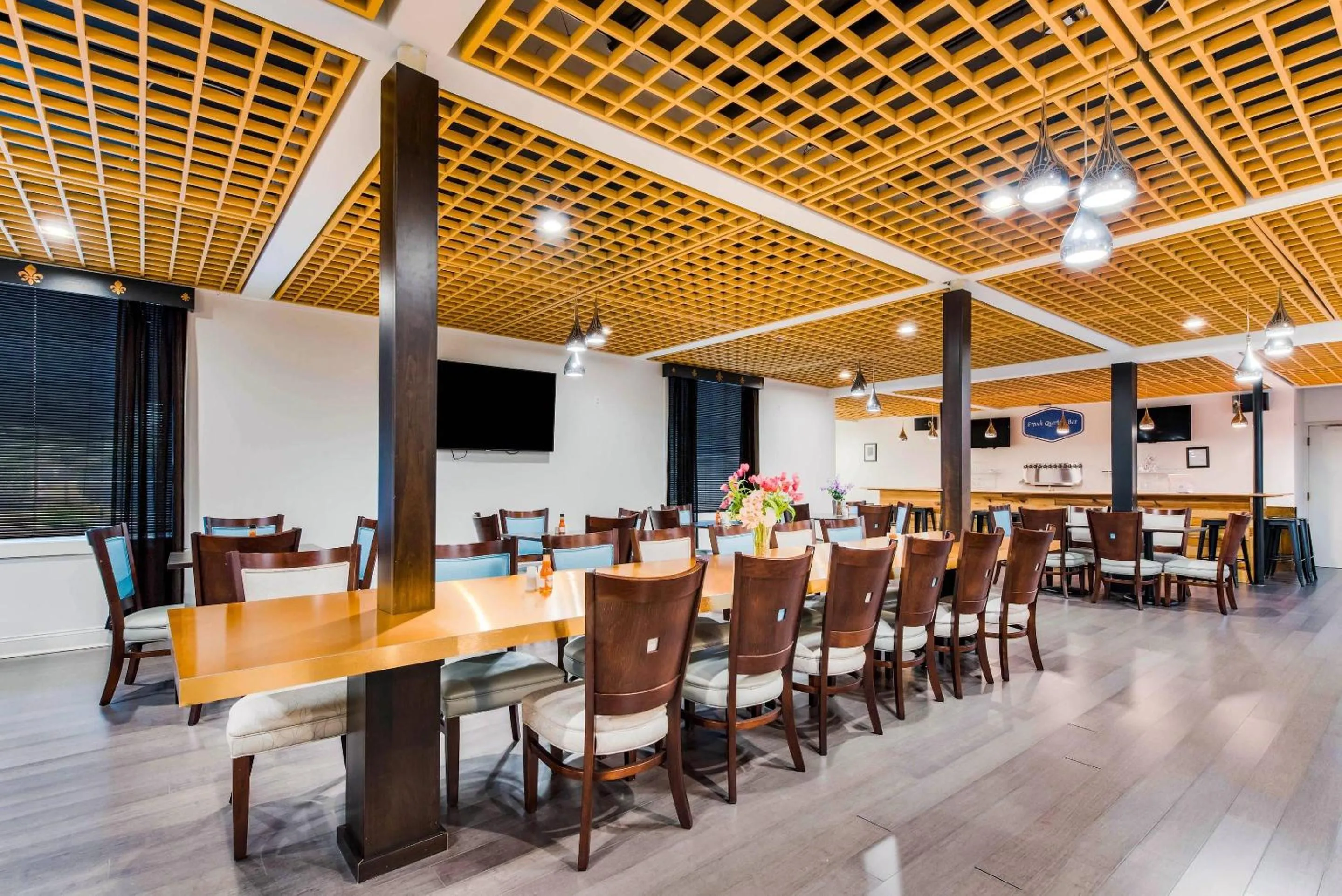 Breakfast in The Blu Hotel Blue Ash Cincinnati, an Ascend Collection Hotel