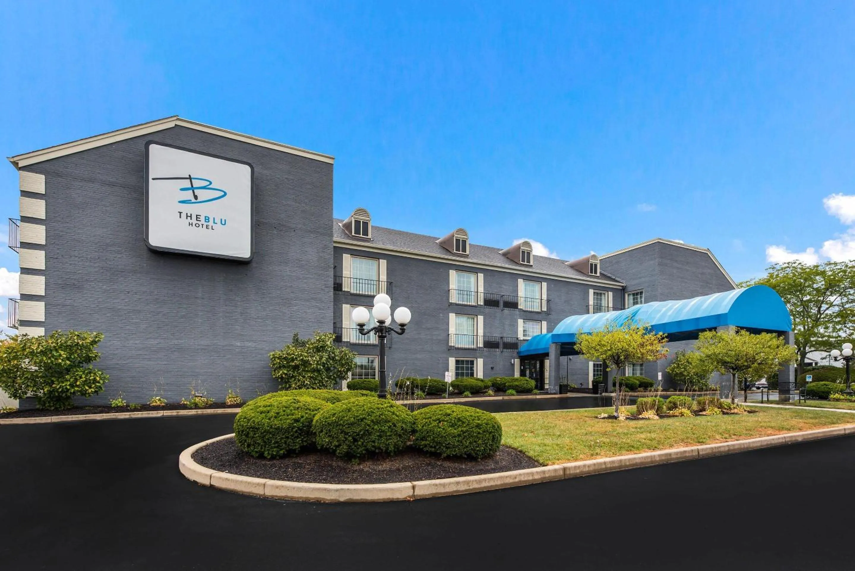 Property building in The Blu Hotel Blue Ash Cincinnati, an Ascend Collection Hotel