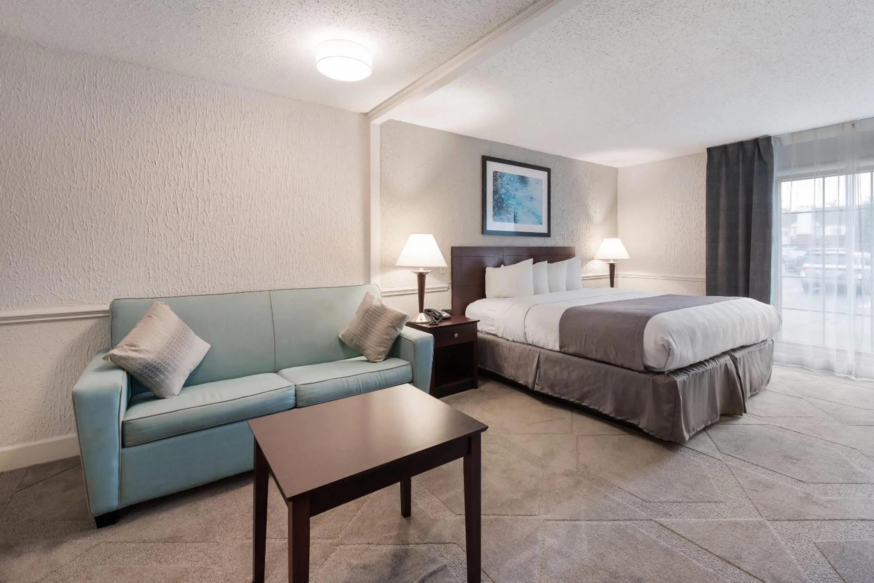 Bedroom, Bed in The Blu Hotel Blue Ash Cincinnati, an Ascend Collection Hotel