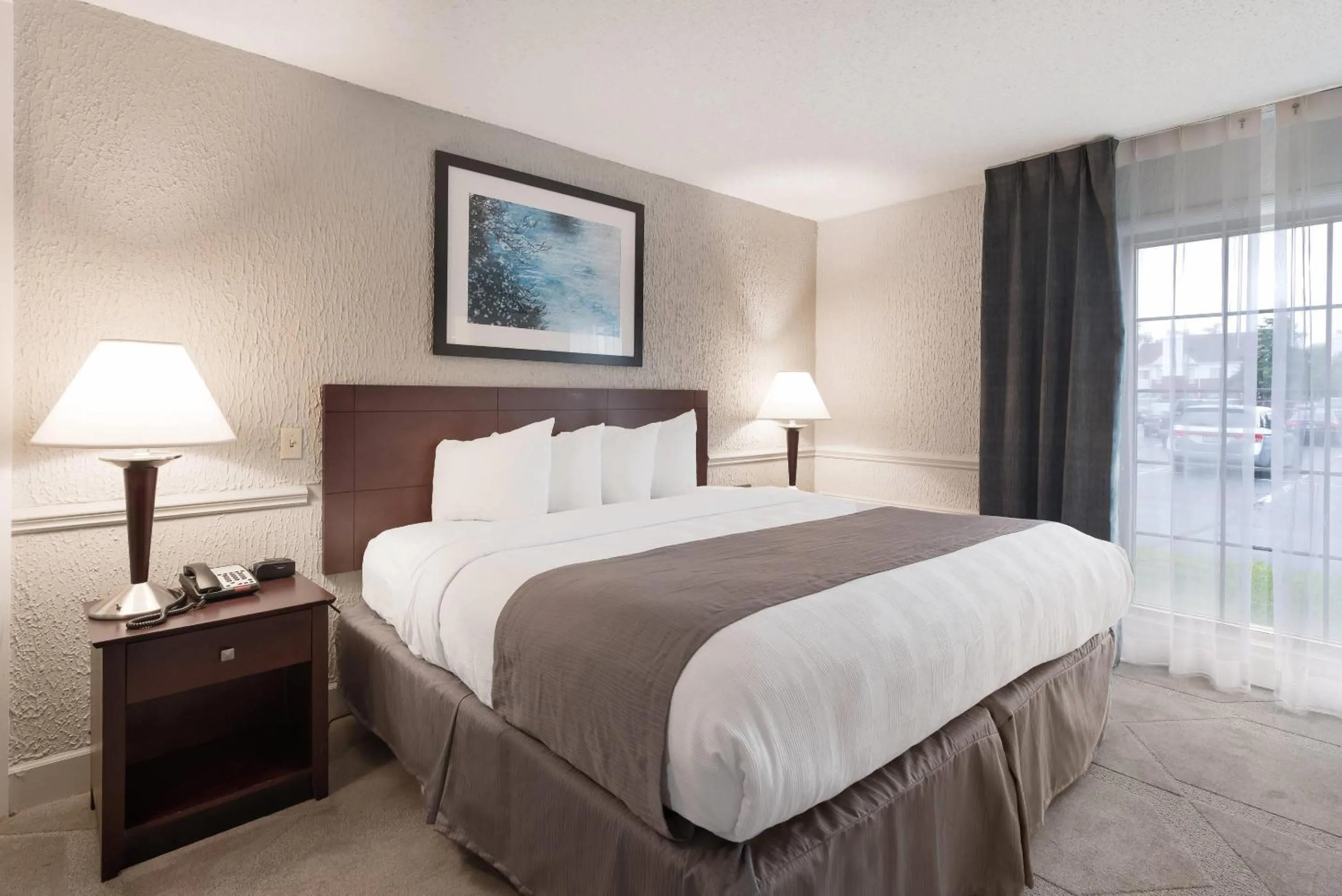 Bedroom, Bed in The Blu Hotel Blue Ash Cincinnati, an Ascend Collection Hotel