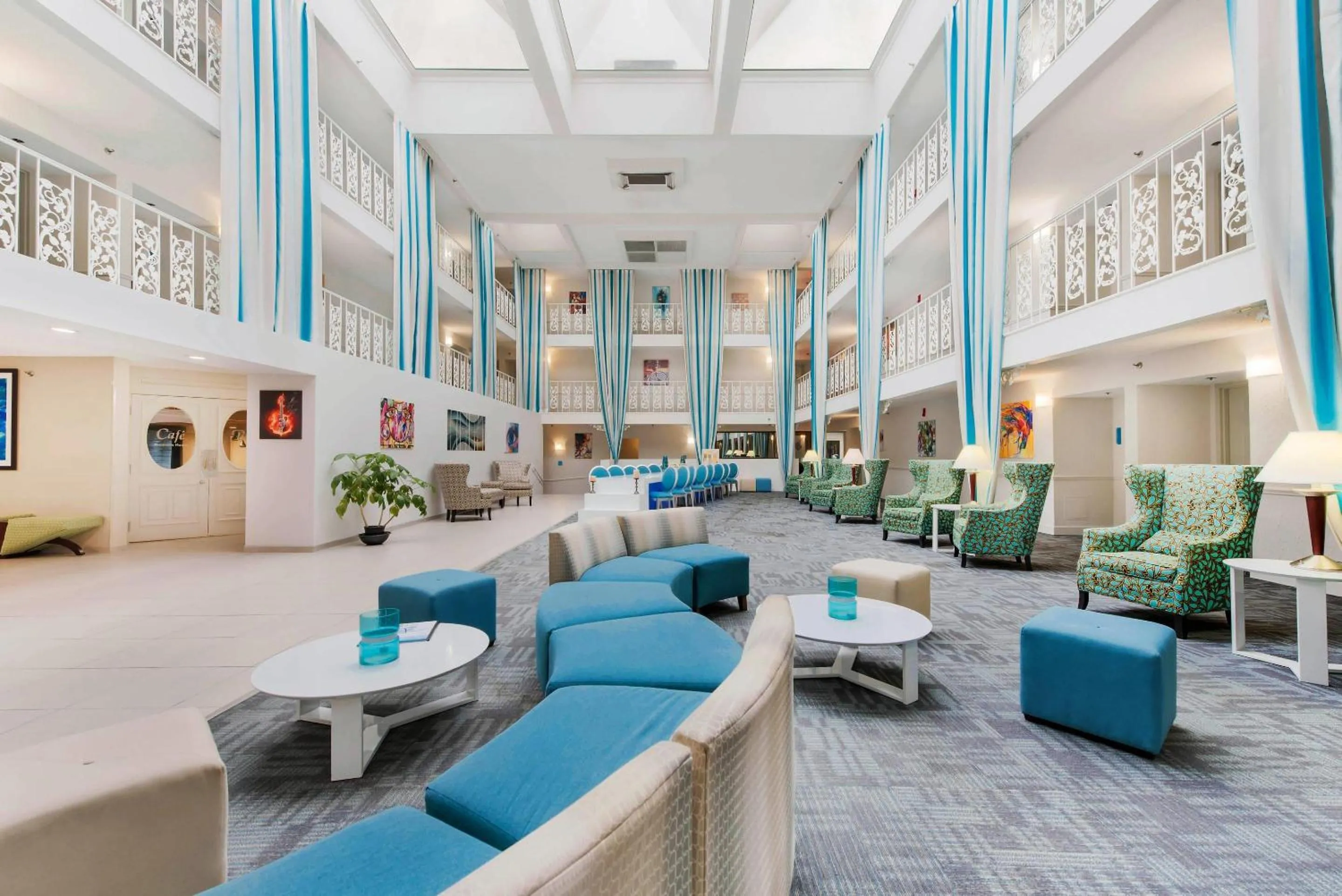Lobby or reception in The Blu Hotel Blue Ash Cincinnati, an Ascend Collection Hotel