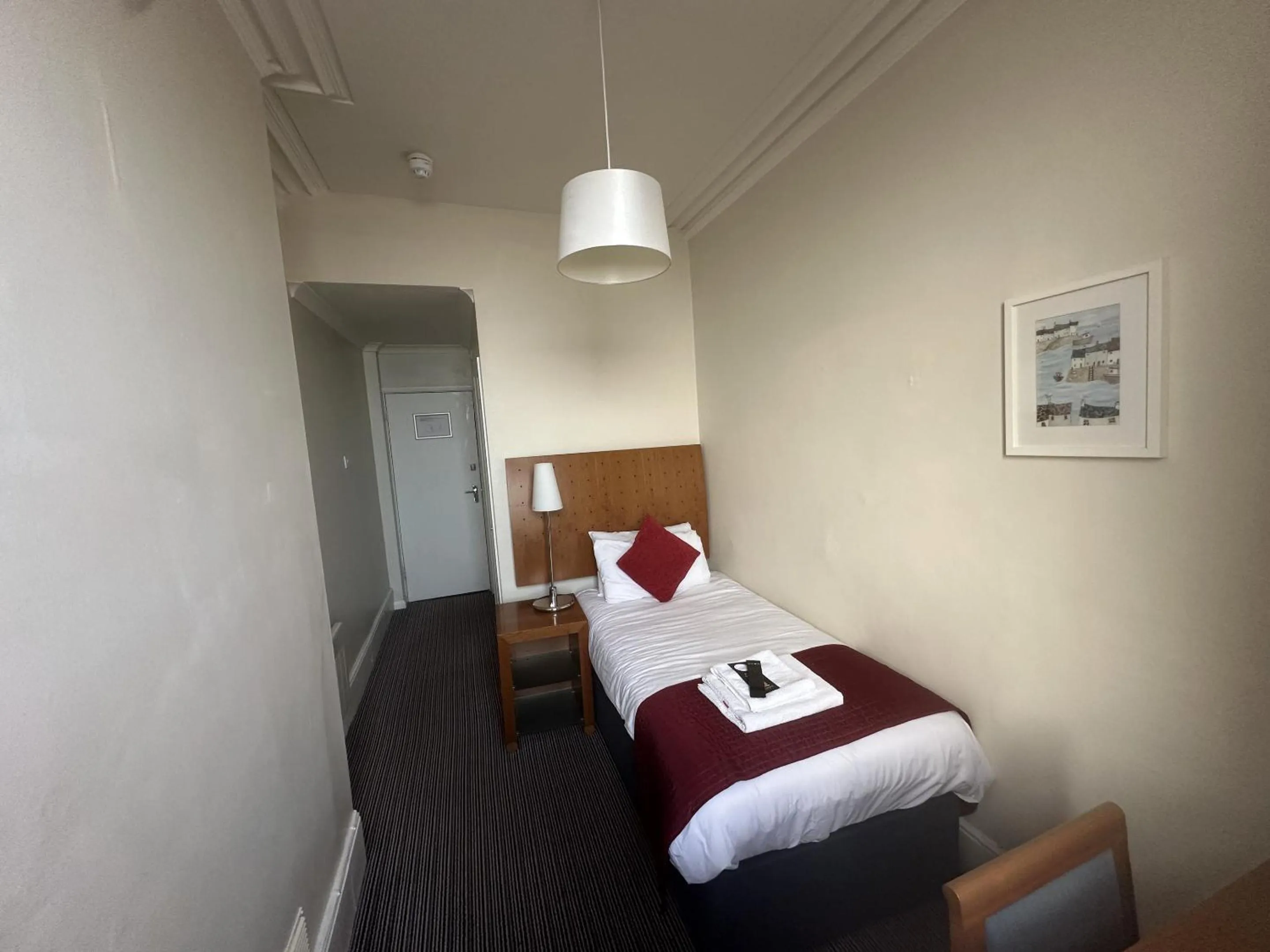 Bedroom, Bed in West Rocks Hotel