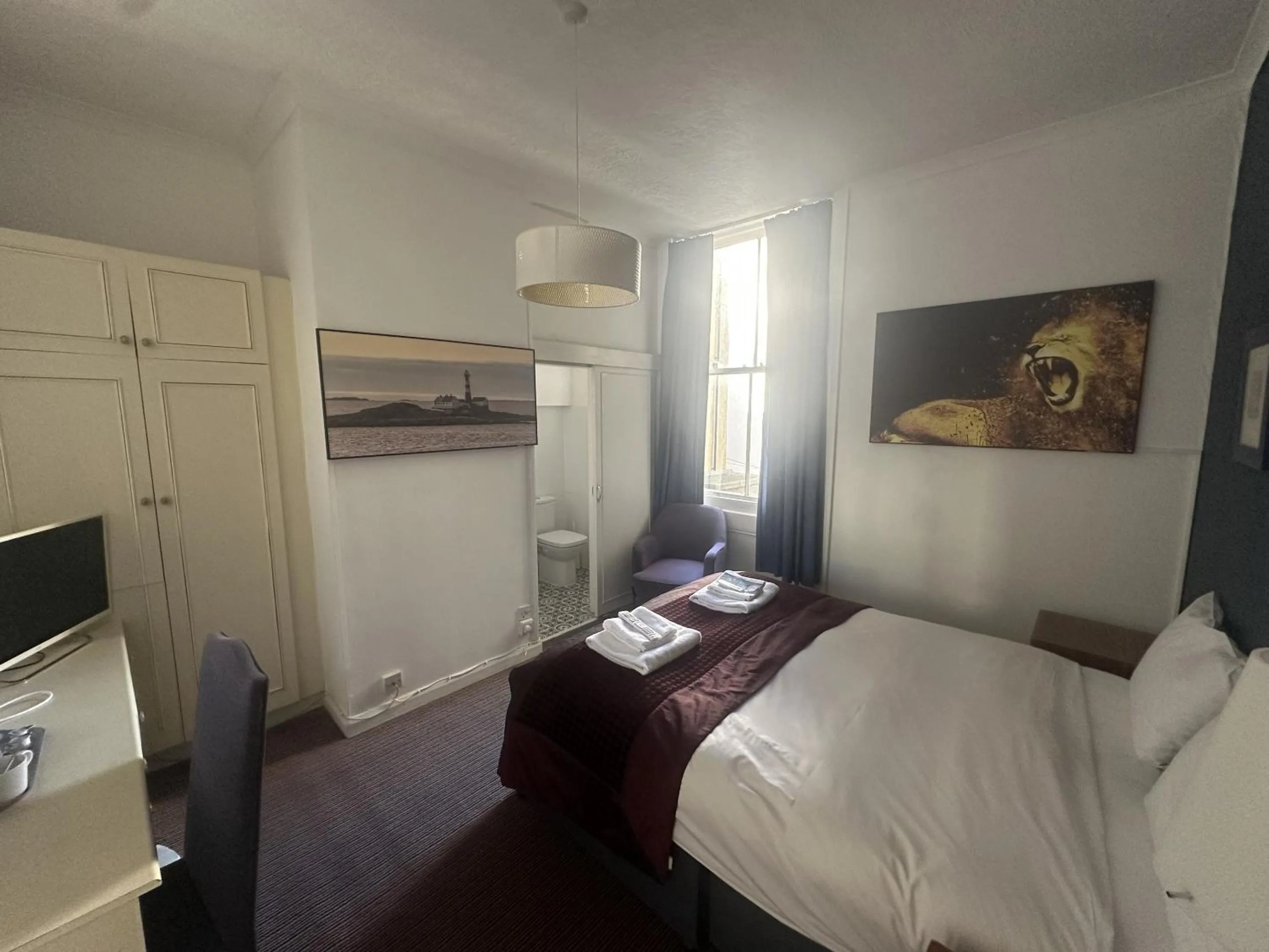 Bedroom, Bed in West Rocks Hotel