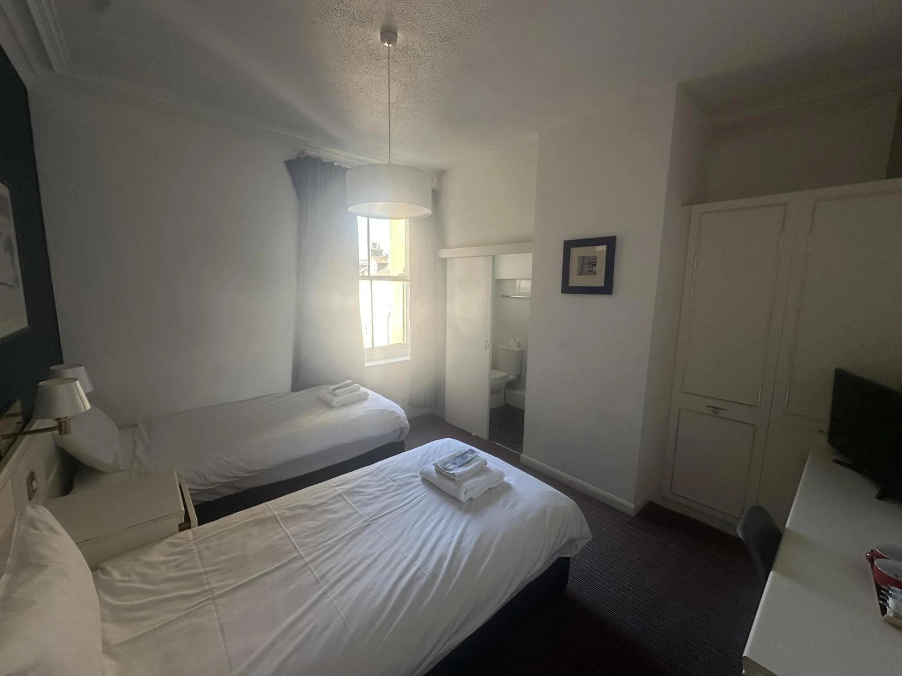 Bedroom, Bed in West Rocks Hotel