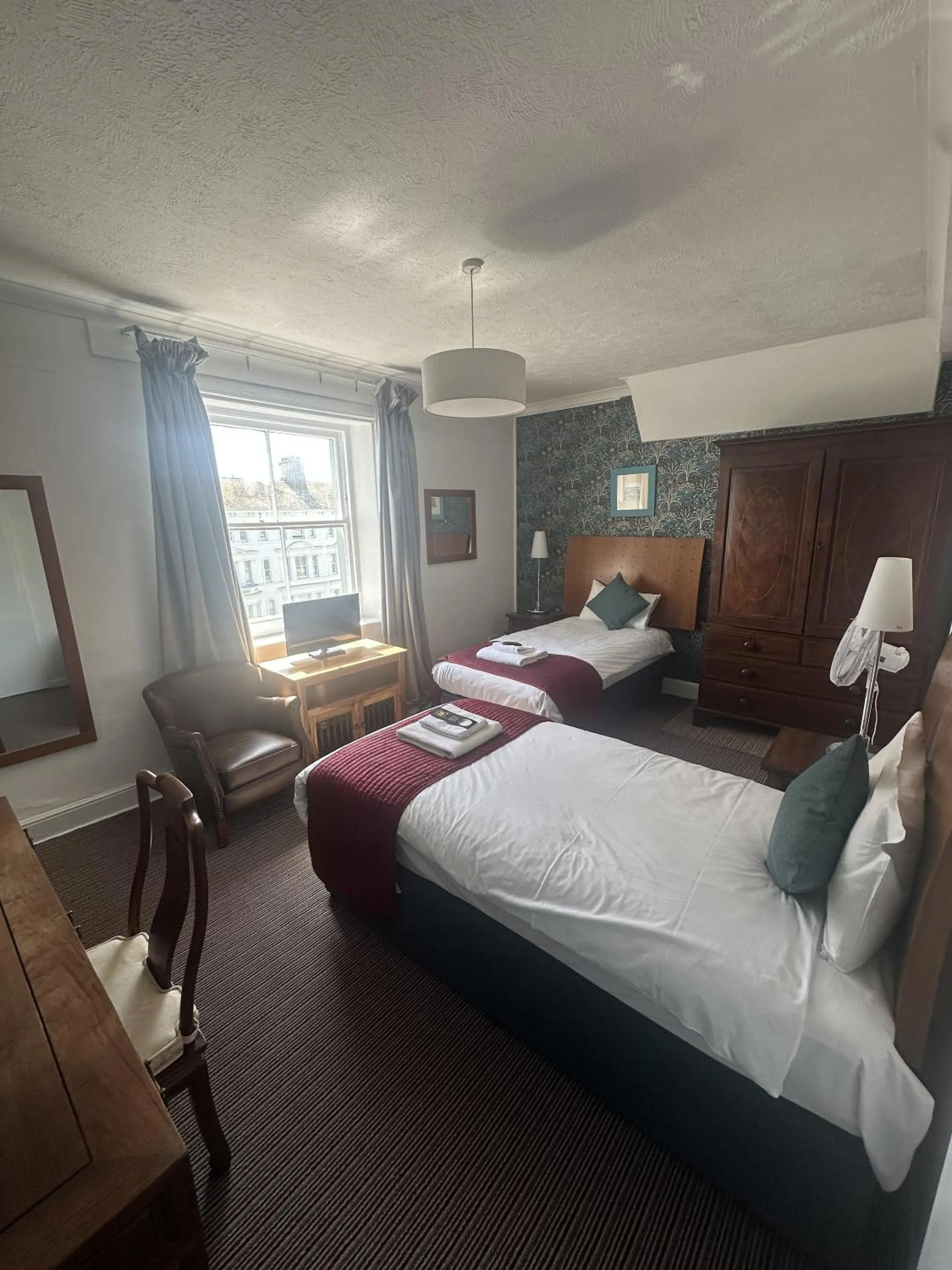 Bedroom, Bed in West Rocks Hotel