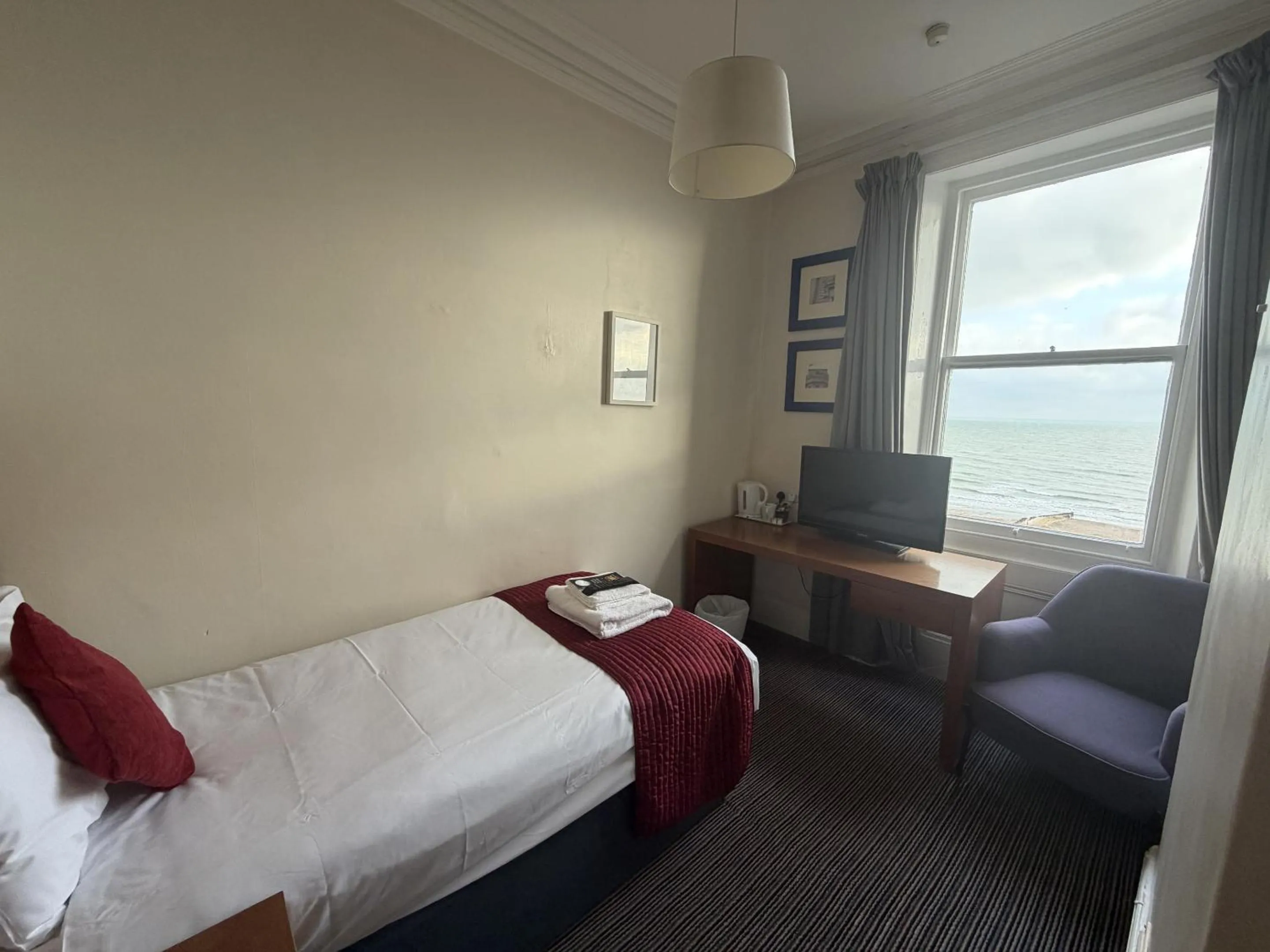 Bedroom, Bed in West Rocks Hotel