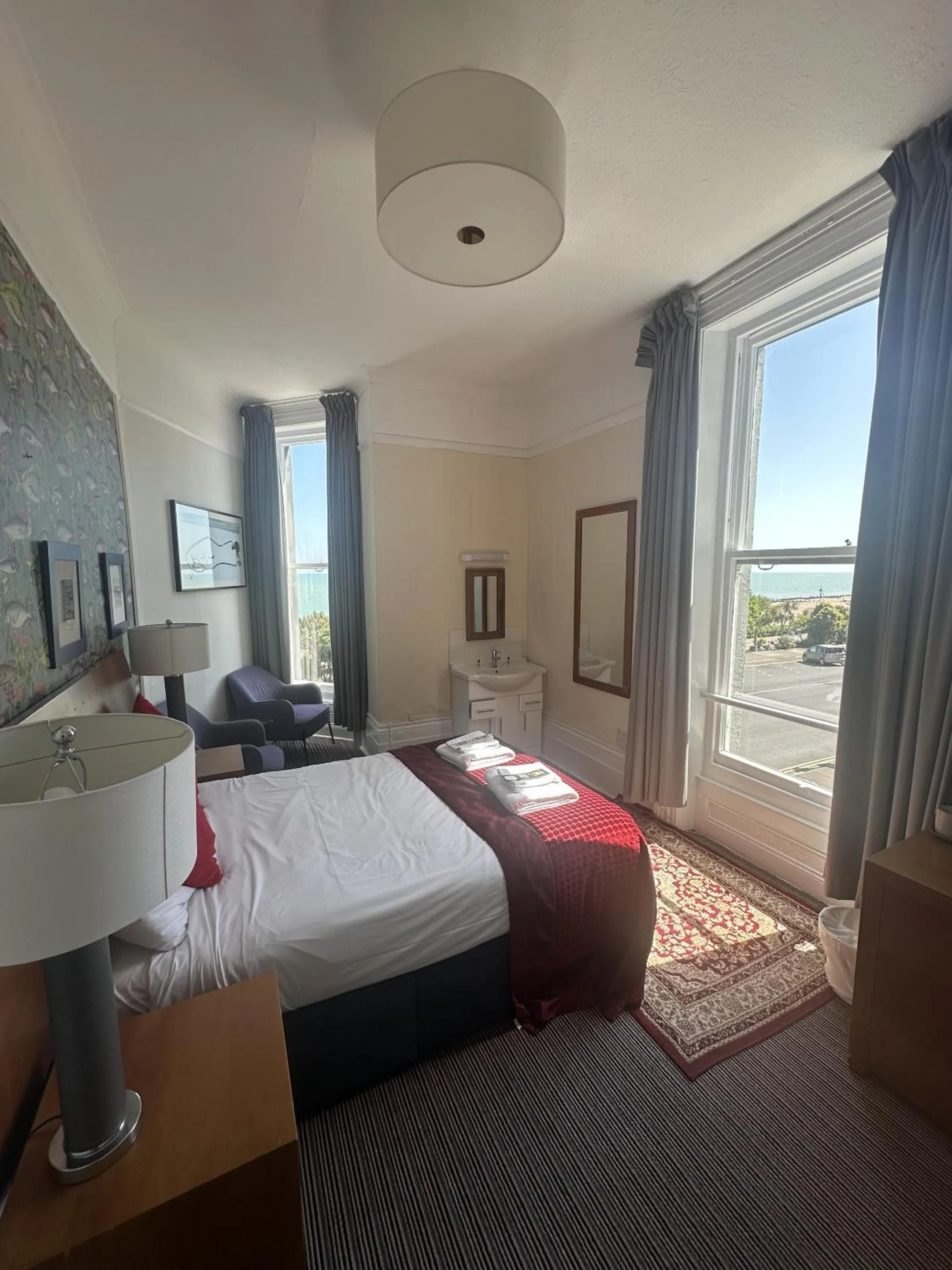 Bedroom, Bed in West Rocks Hotel