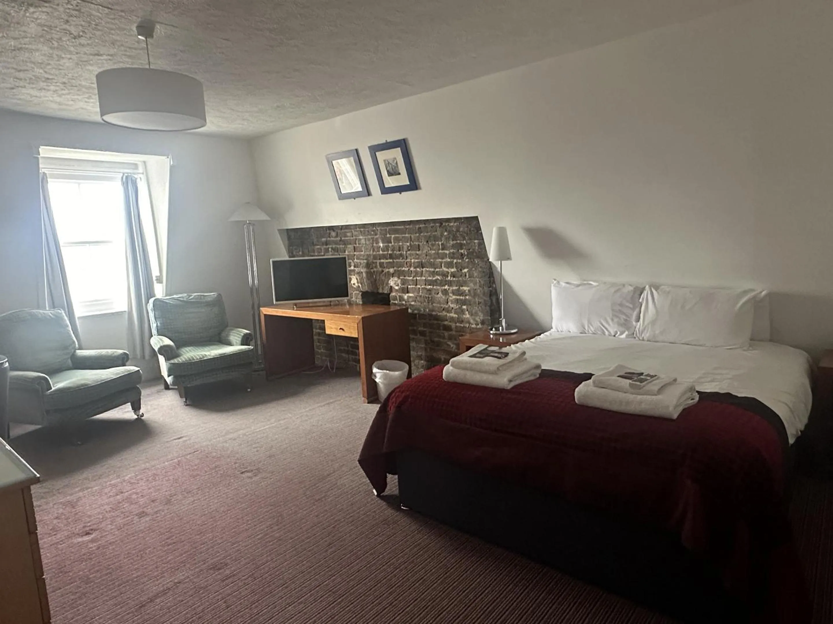 Bedroom, Bed in West Rocks Hotel