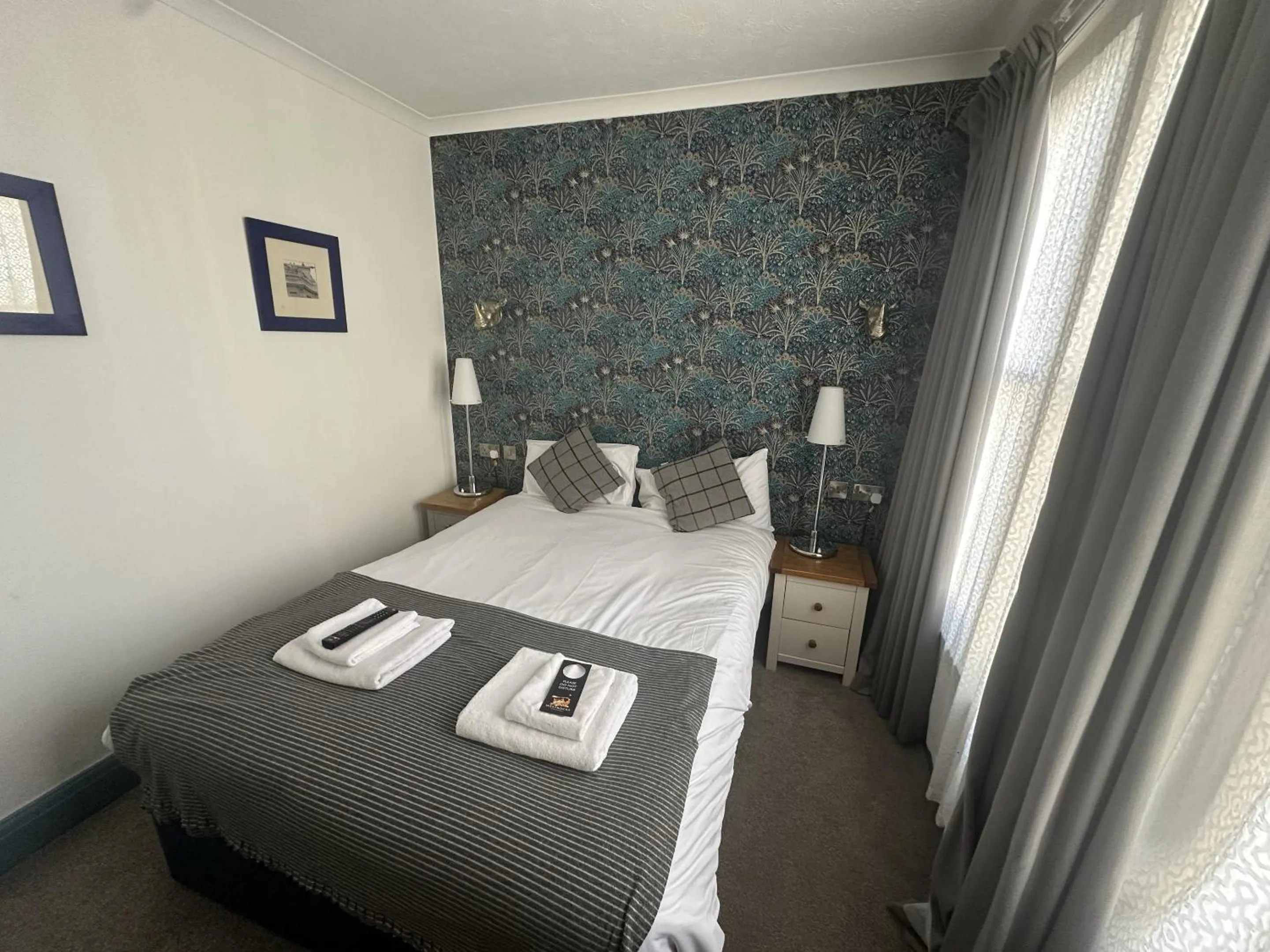 Bedroom, Bed in West Rocks Hotel