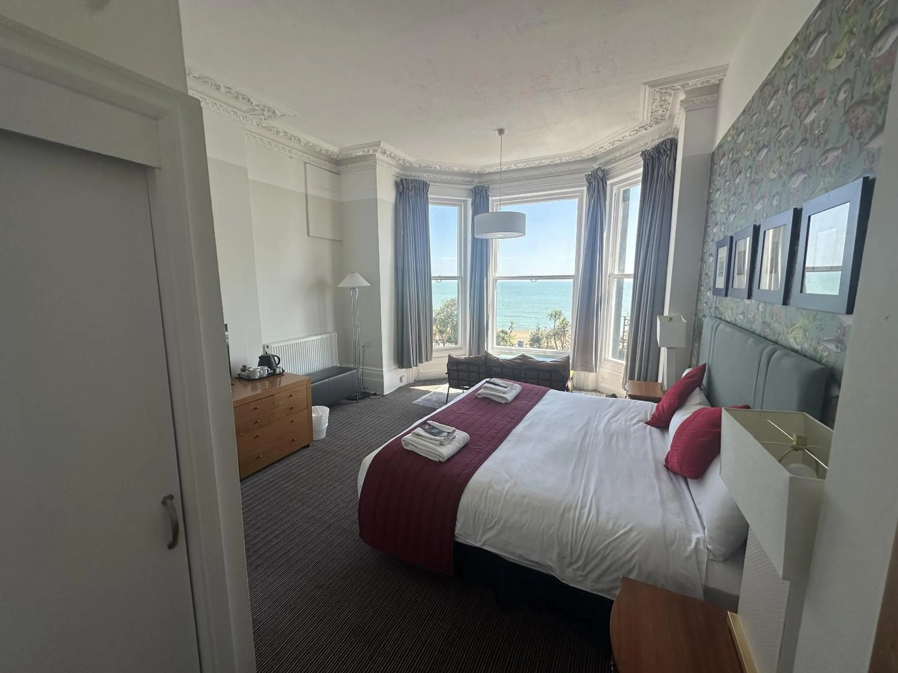 Bedroom, Bed in West Rocks Hotel