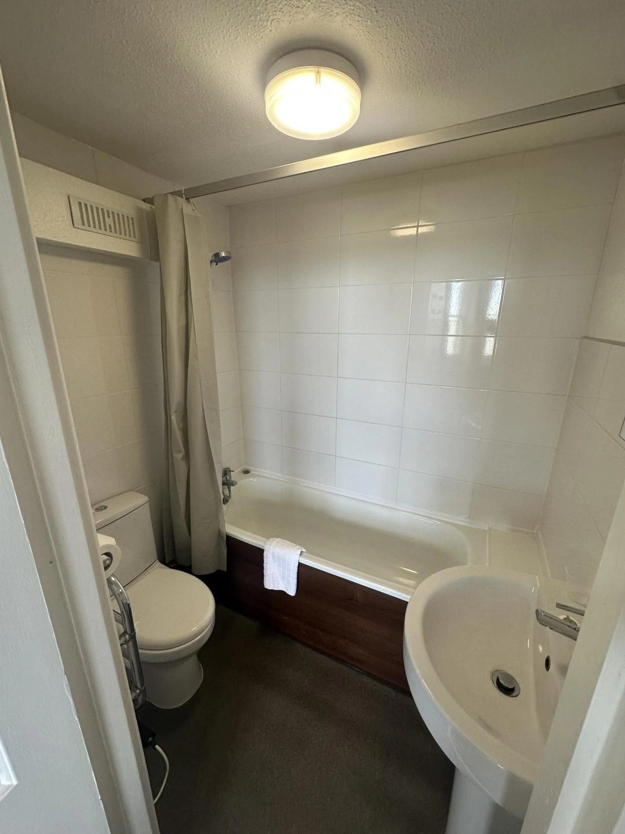 Bathroom in West Rocks Hotel