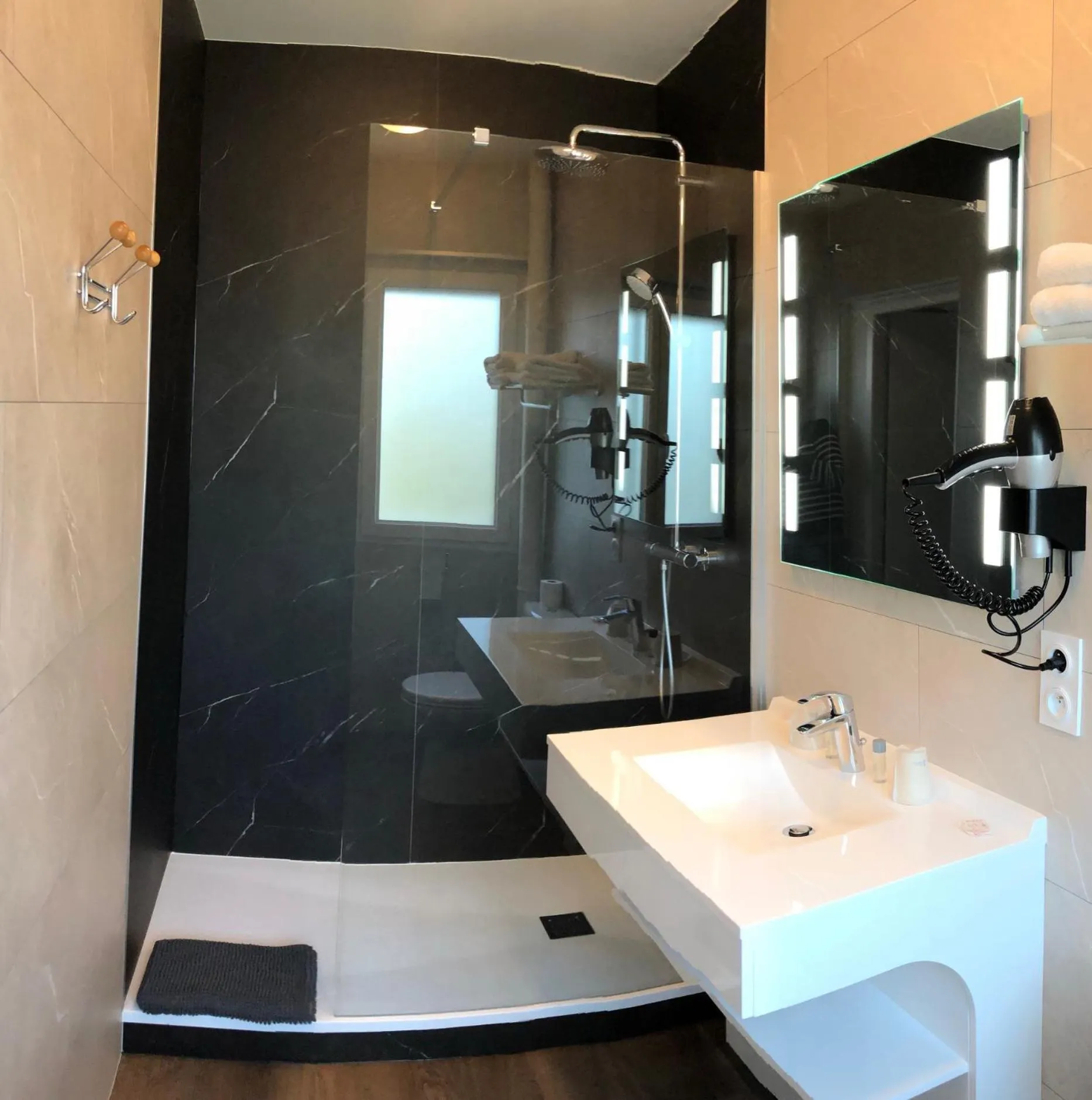 Bathroom in Cit'Hotel Atlantis