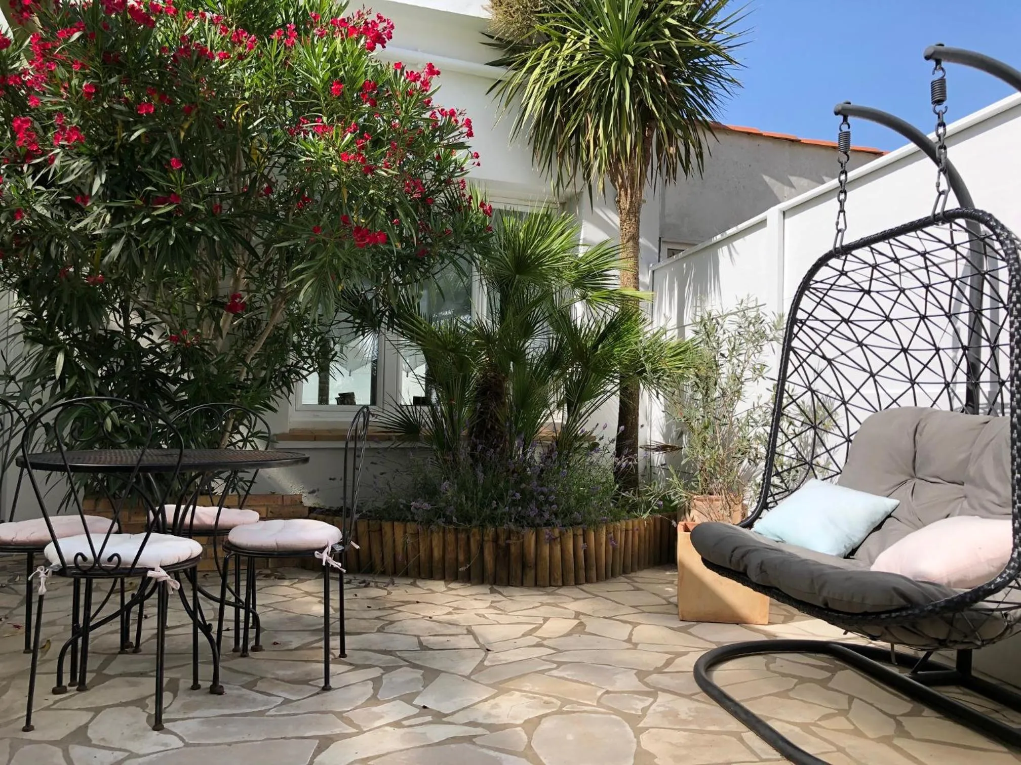 Patio in Cit'Hotel Atlantis