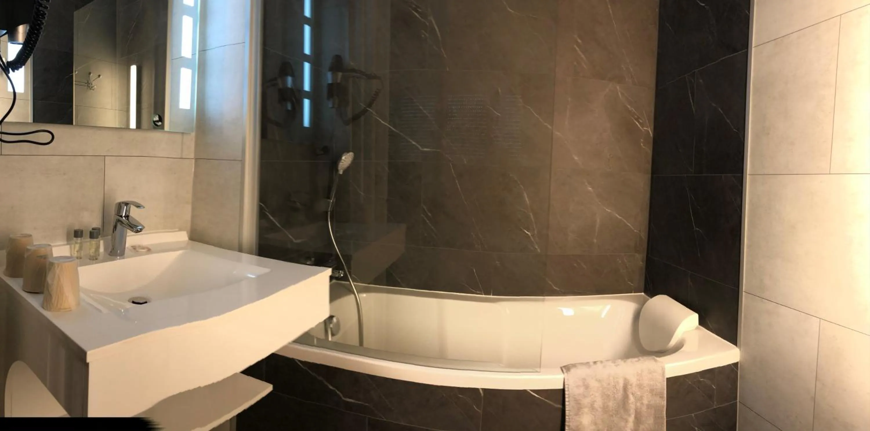 Bathroom in Cit'Hotel Atlantis