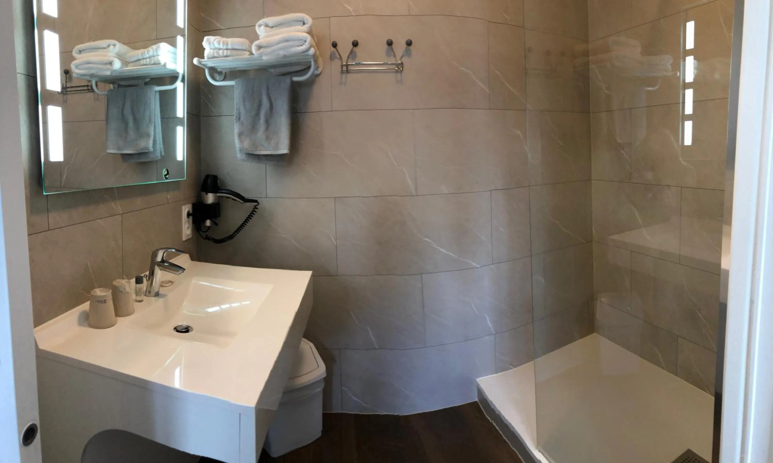 Bathroom in Cit'Hotel Atlantis