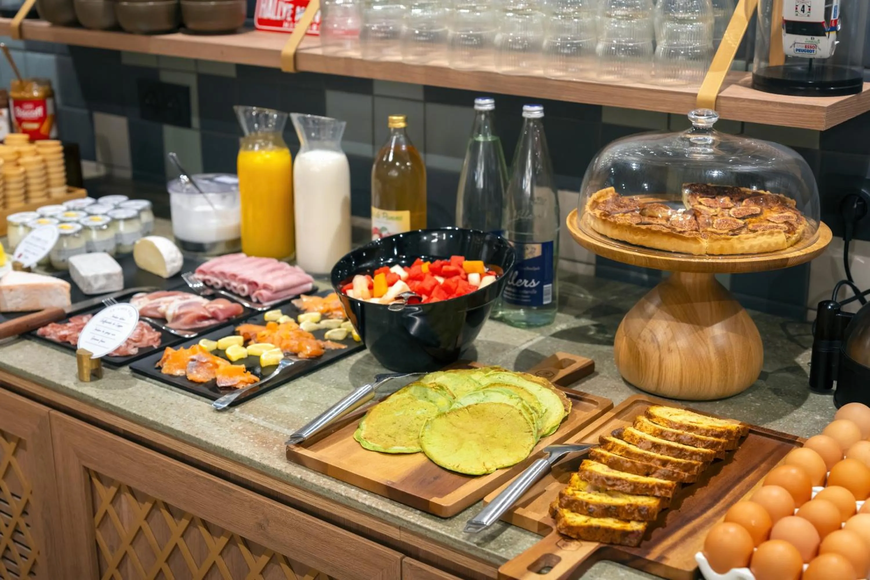 Food and drinks in Hotel Maison Louise Lille Centre - Handwritten Collection