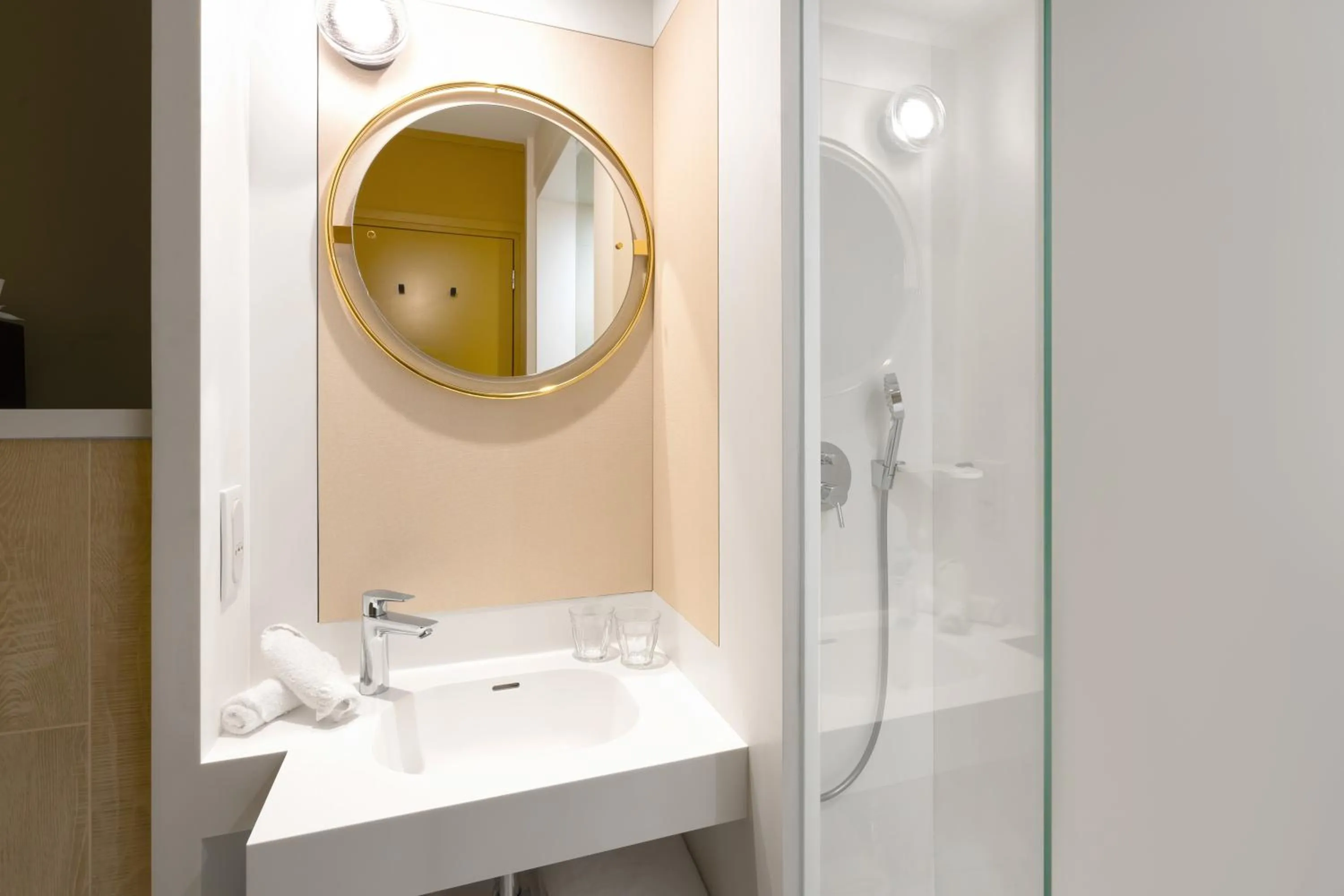 Shower in Mercure Lille Centre Vieux Lille