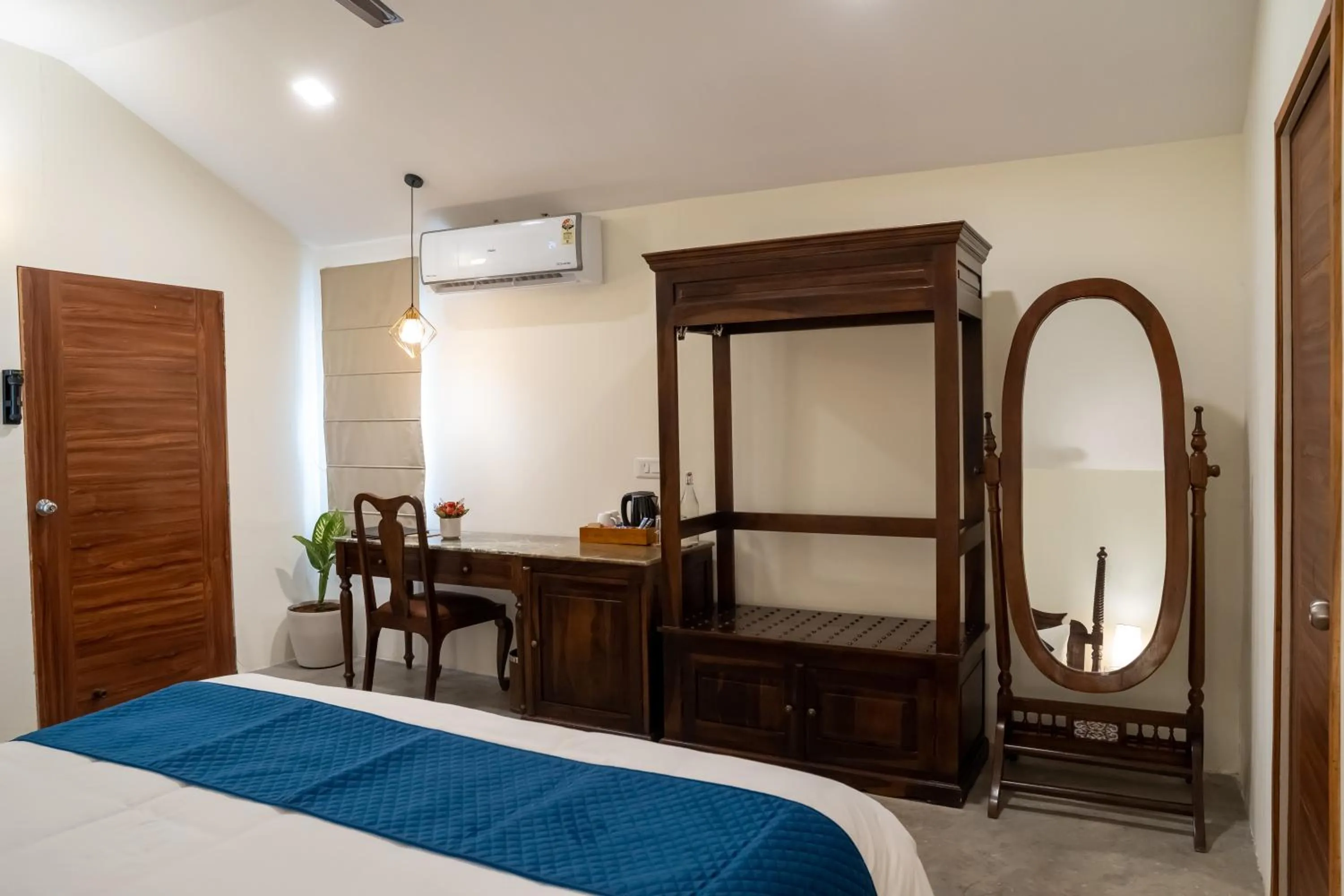 Bedroom, Bed in Dev Bhoomi Farms & Cottages