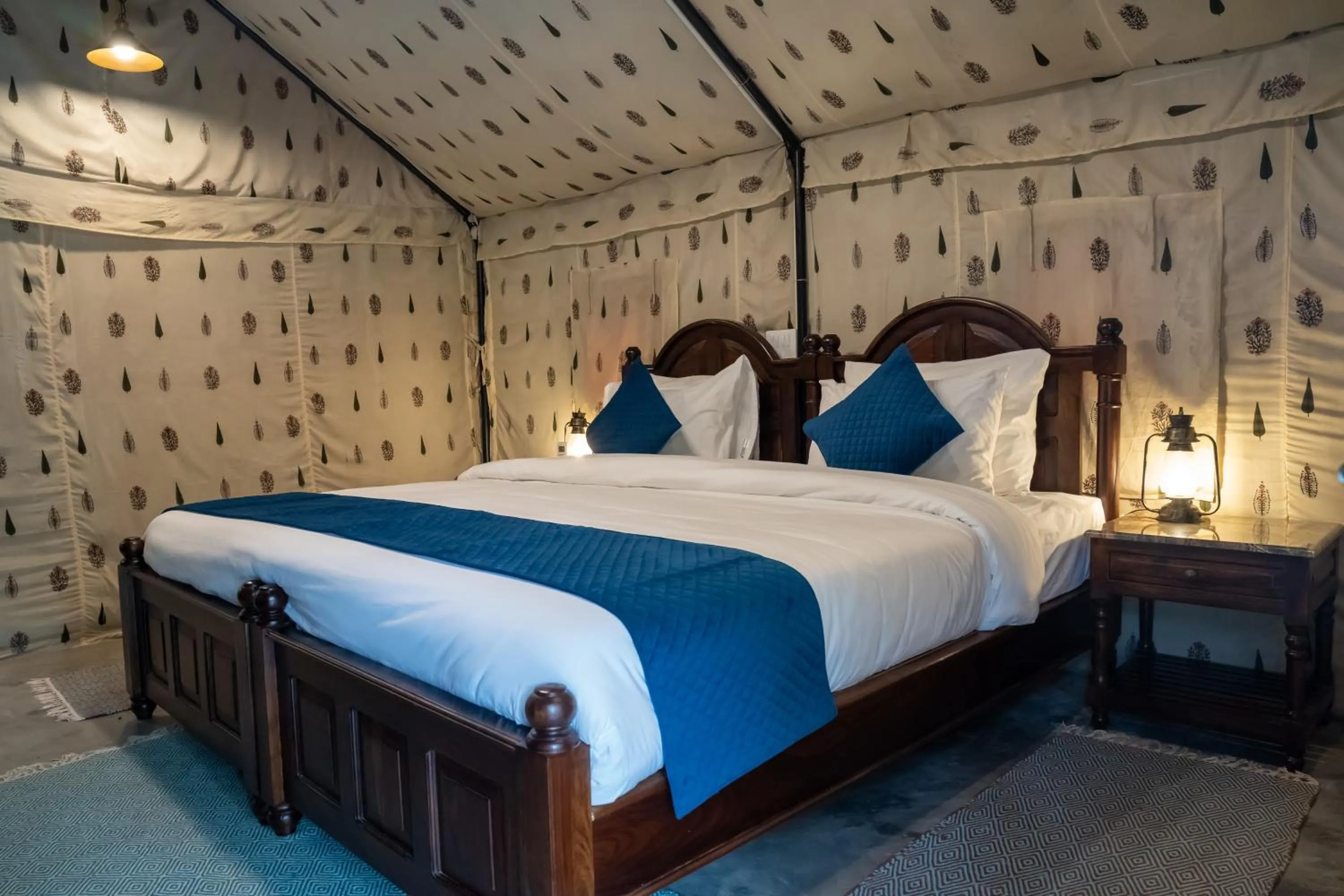 Bedroom, Bed in Dev Bhoomi Farms & Cottages