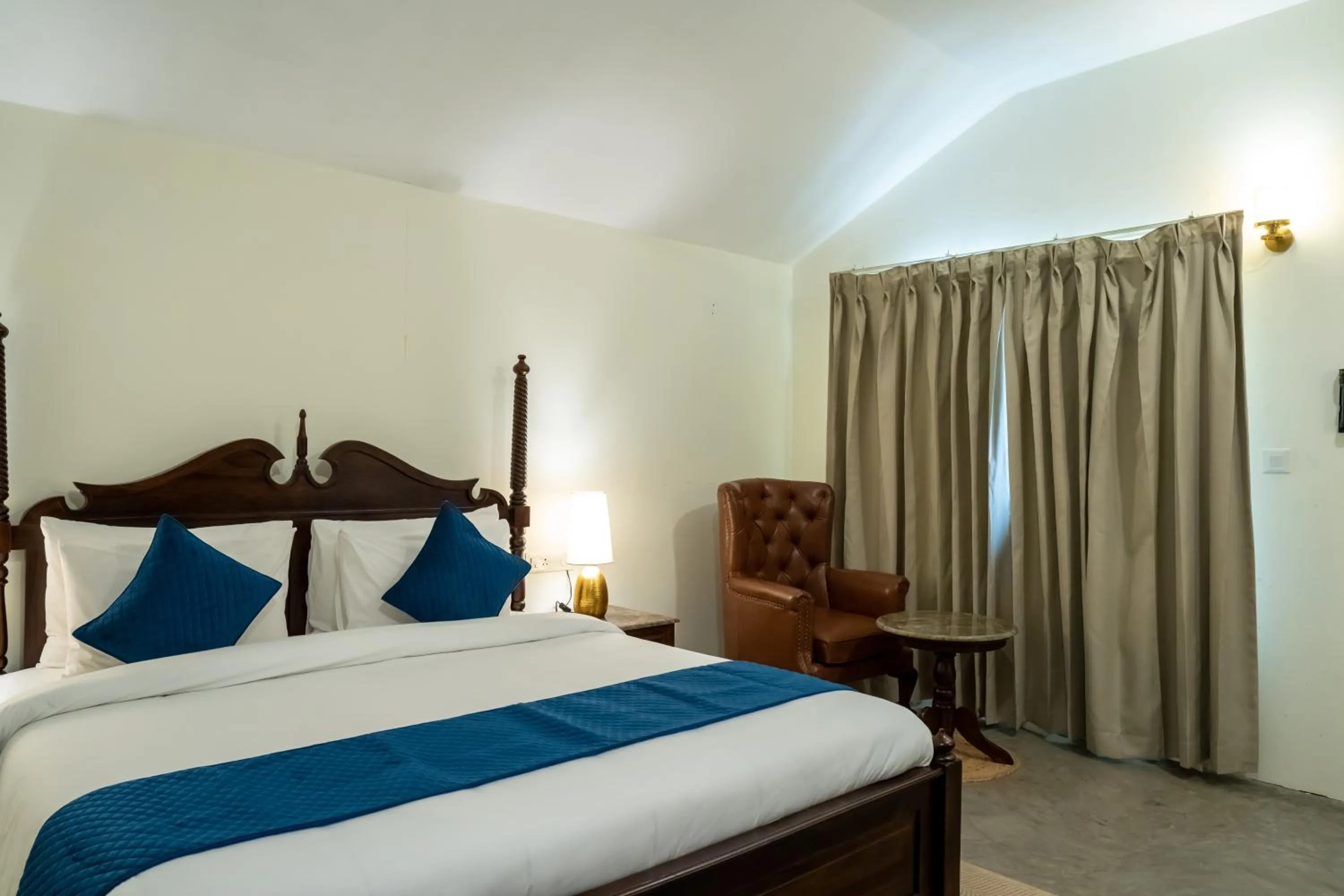 Bedroom, Bed in Dev Bhoomi Farms & Cottages