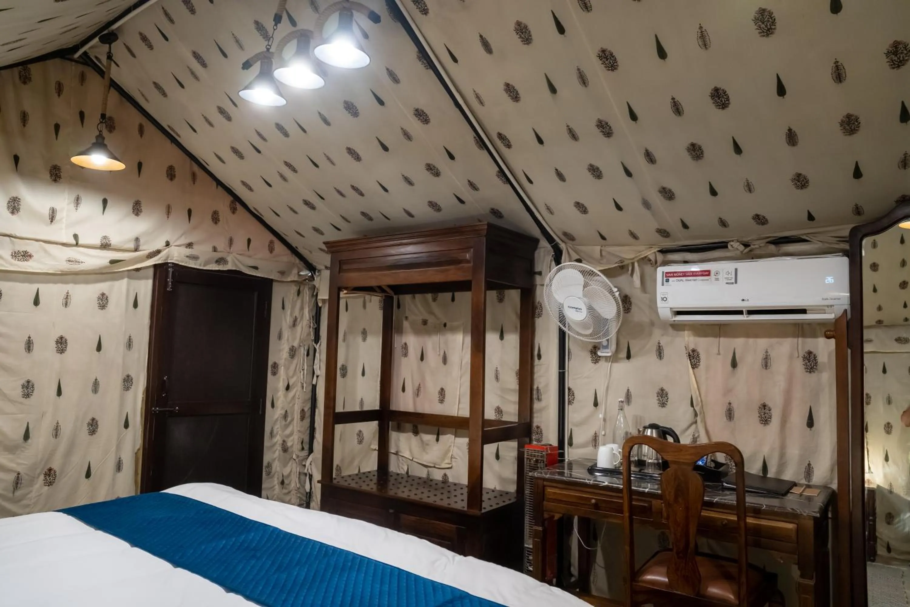 Bedroom, Bed in Dev Bhoomi Farms & Cottages