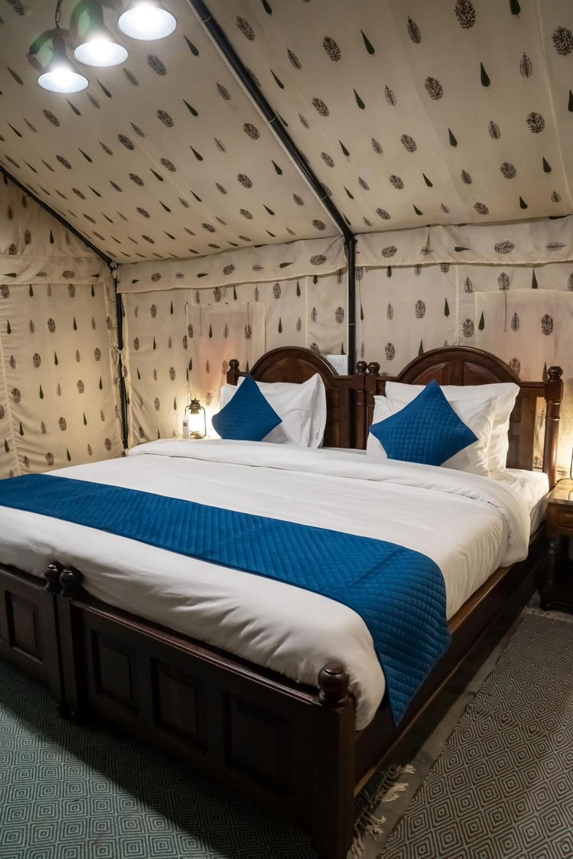 Bedroom, Bed in Dev Bhoomi Farms & Cottages