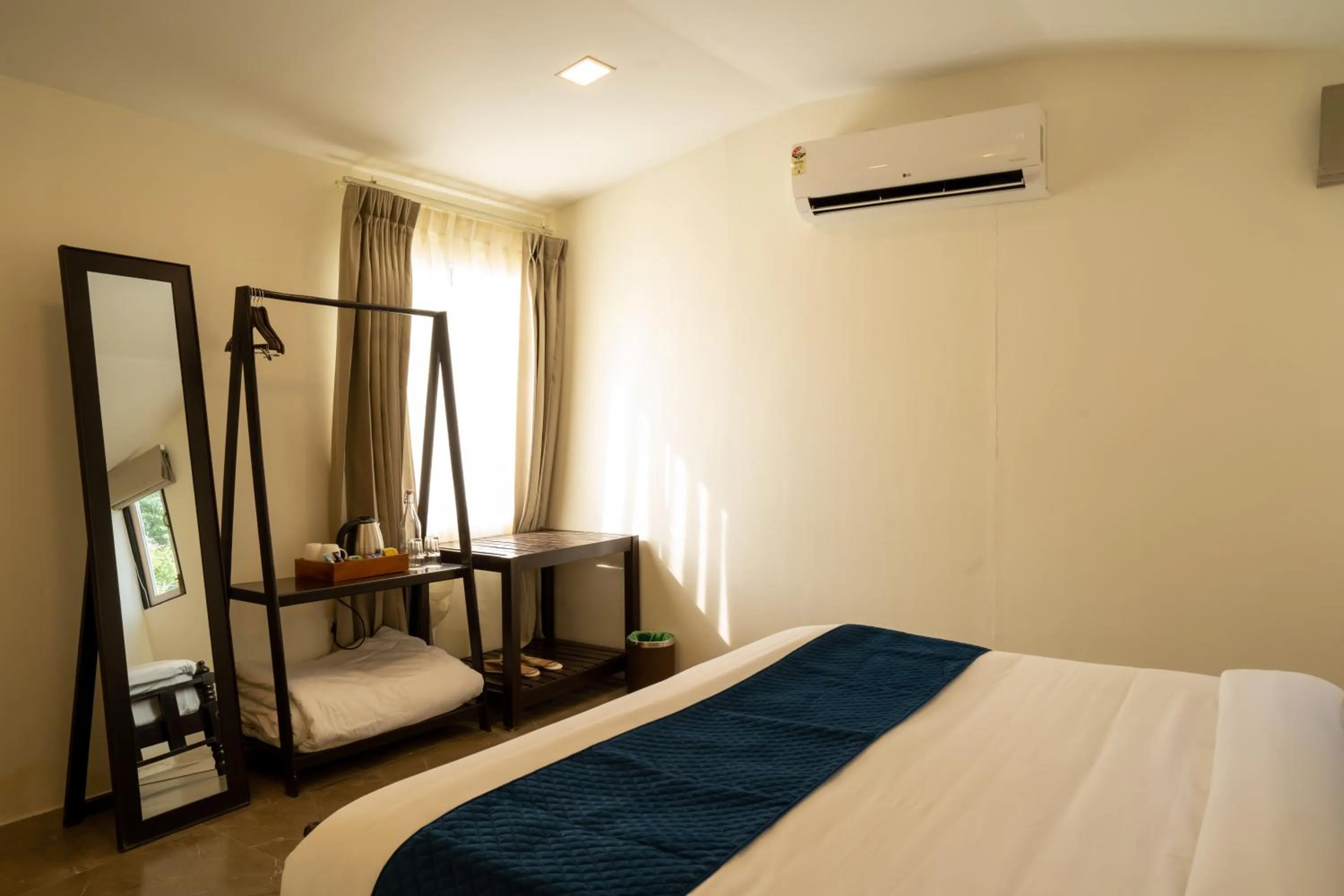 Bedroom, Bed in Dev Bhoomi Farms & Cottages