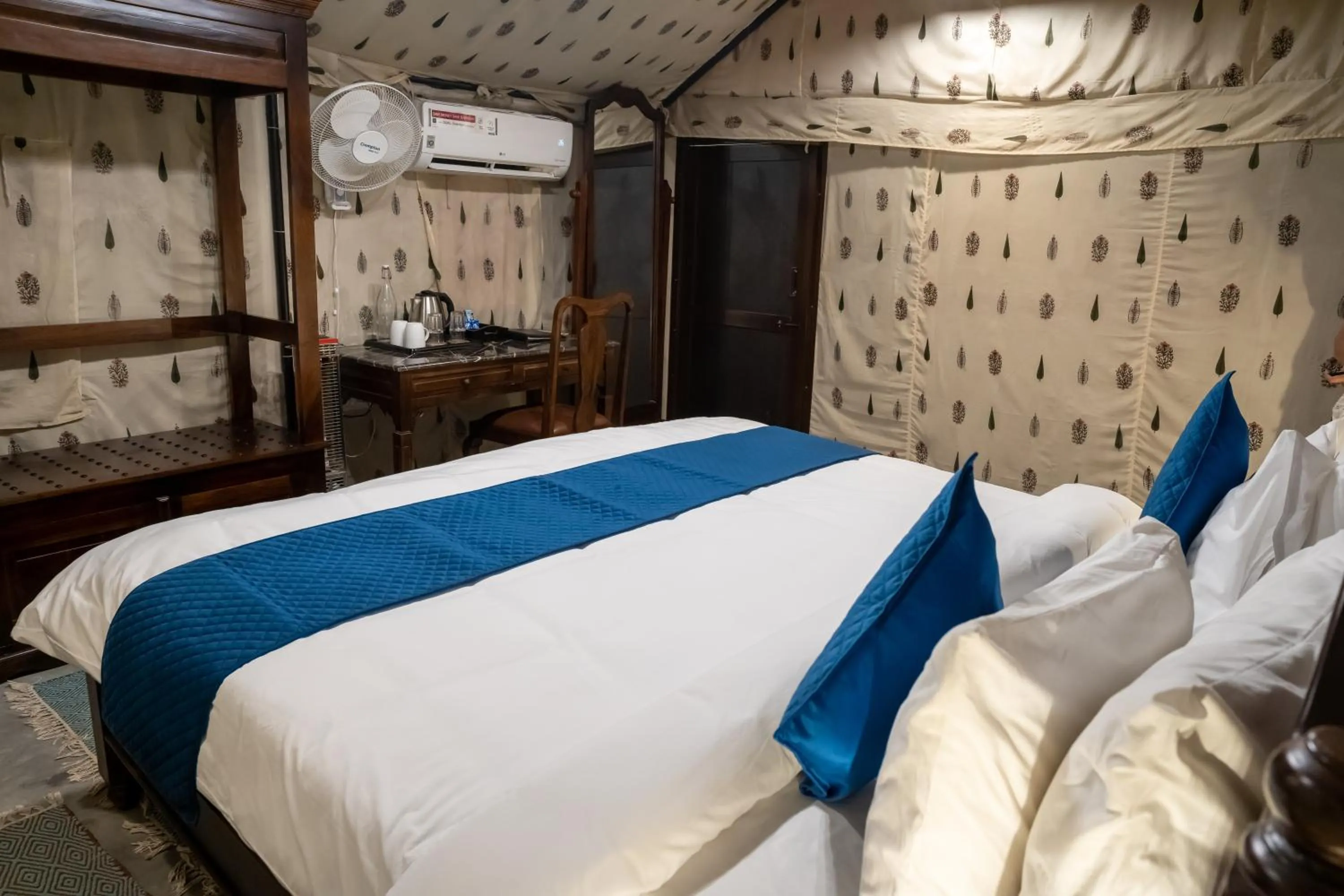 Bedroom, Bed in Dev Bhoomi Farms & Cottages