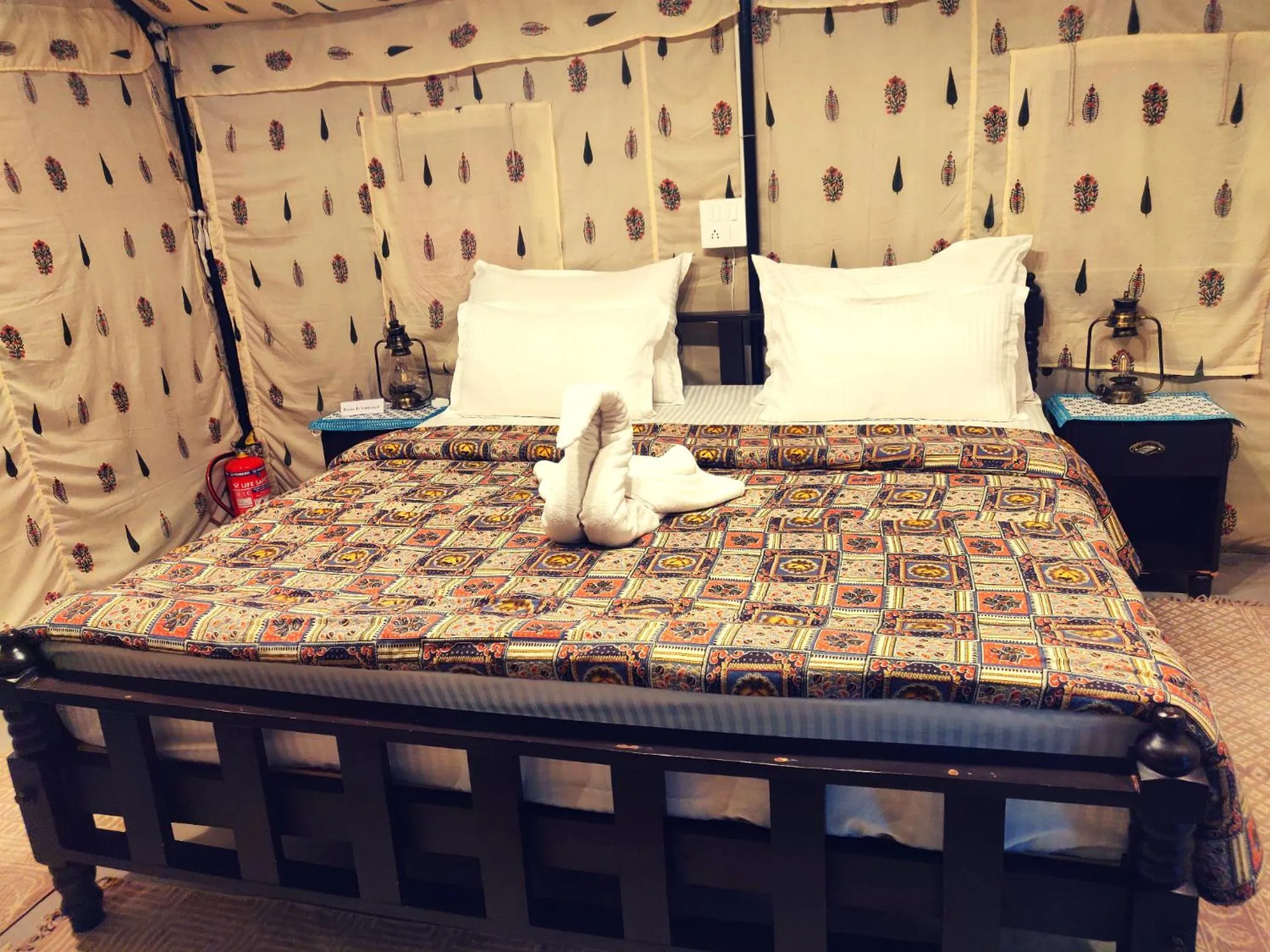 Bedroom, Bed in Dev Bhoomi Farms & Cottages