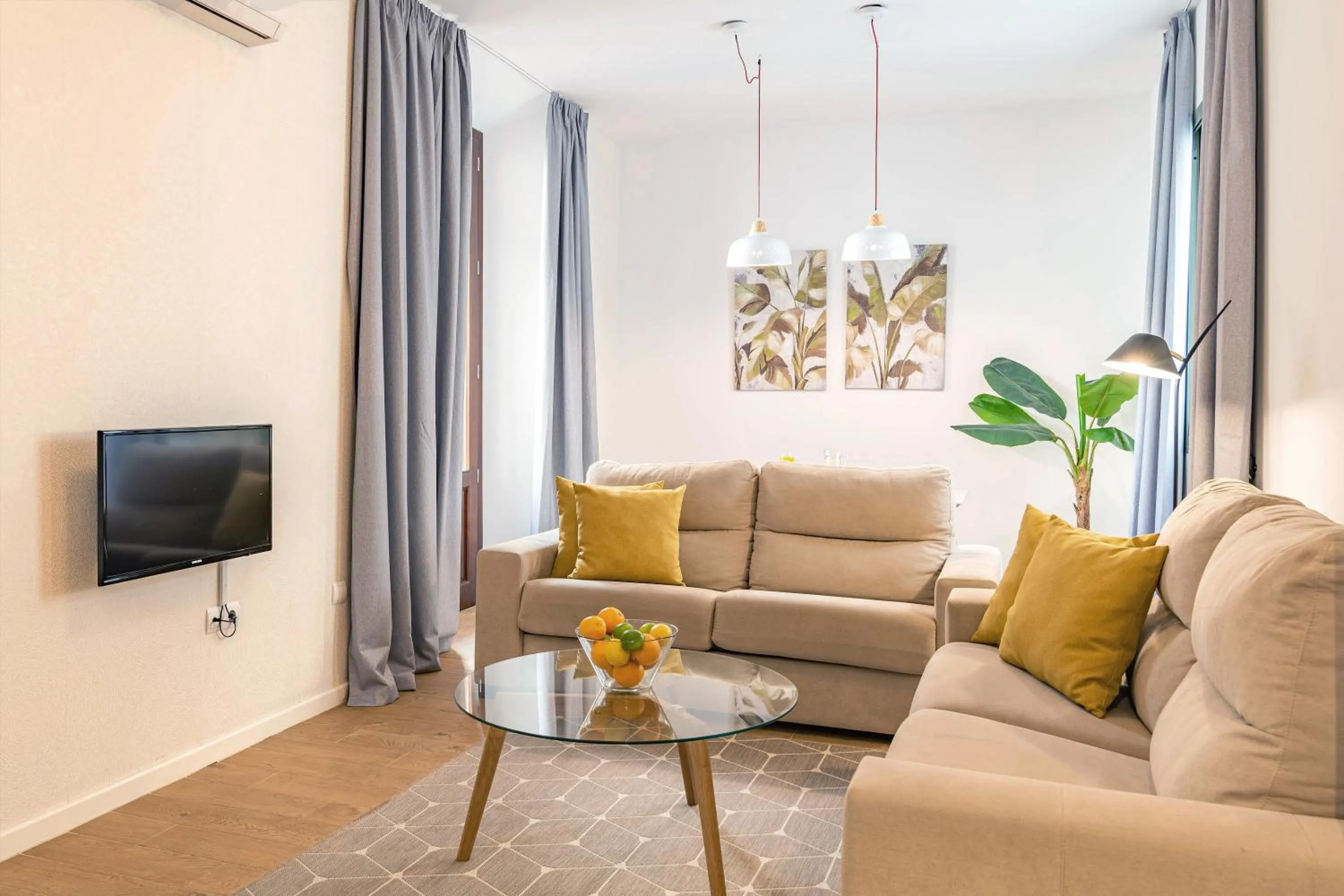 Seating area in Feelathome Merced Apartments