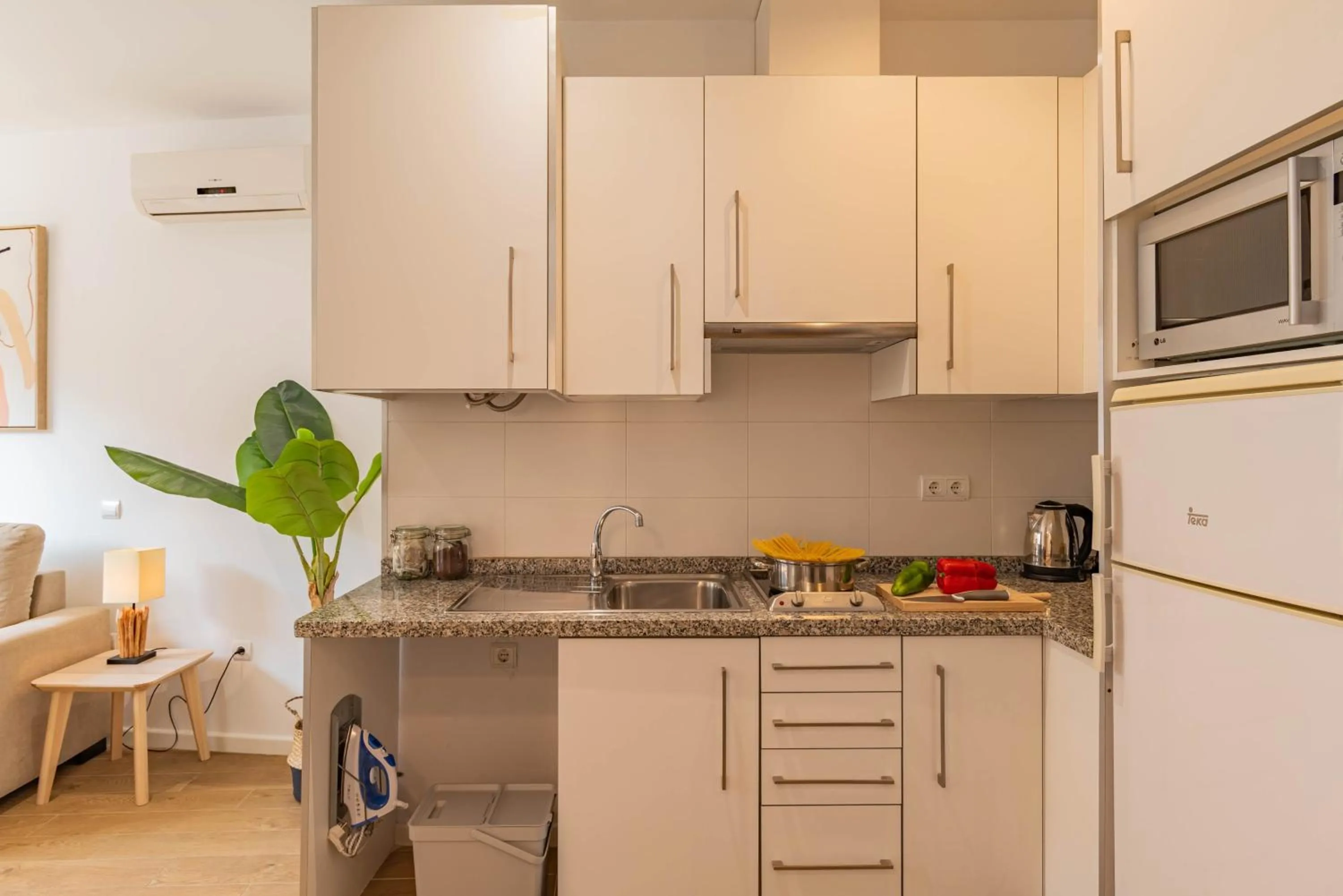 Kitchen or kitchenette in Feelathome Merced Apartments