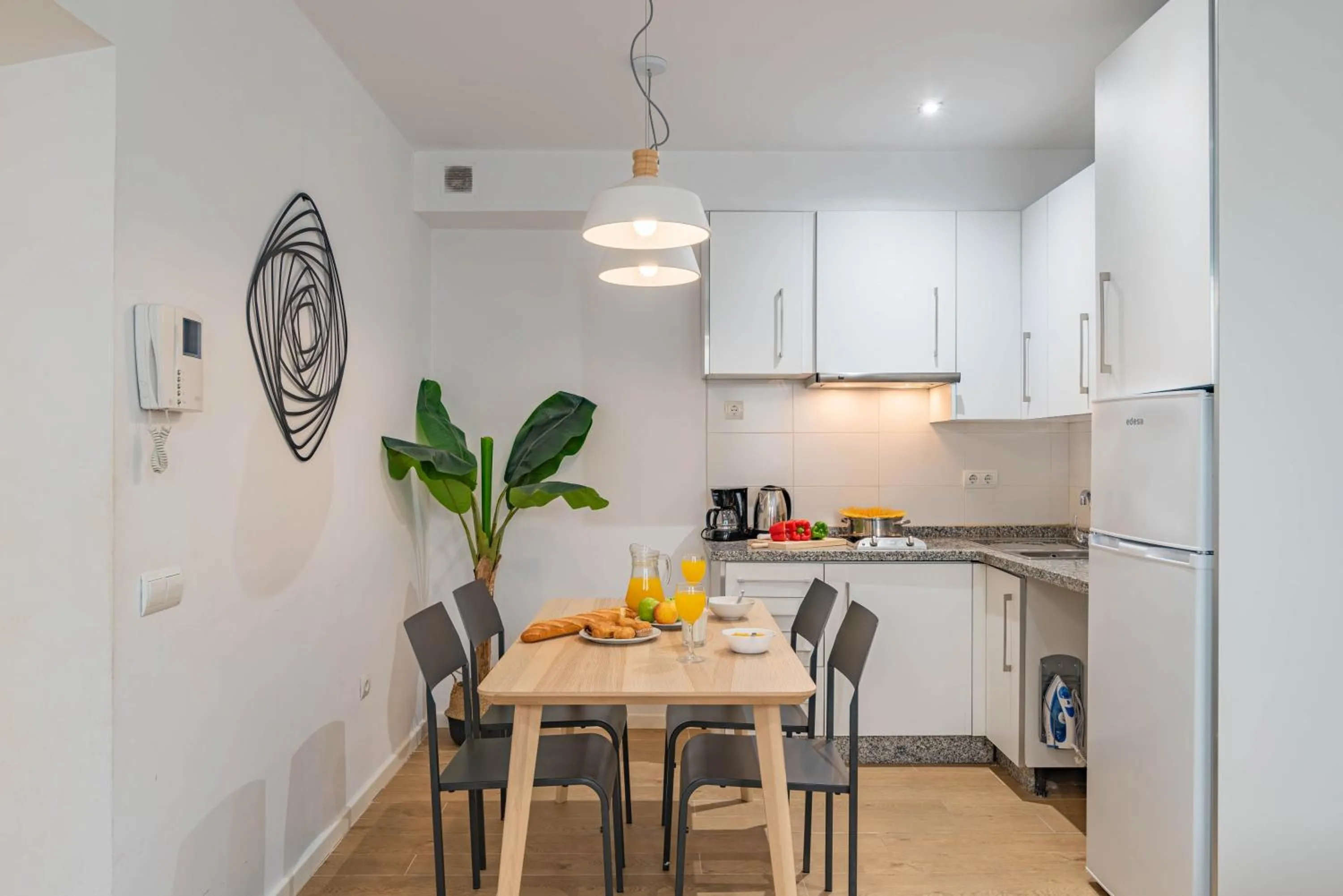 Dining area in Feelathome Merced Apartments