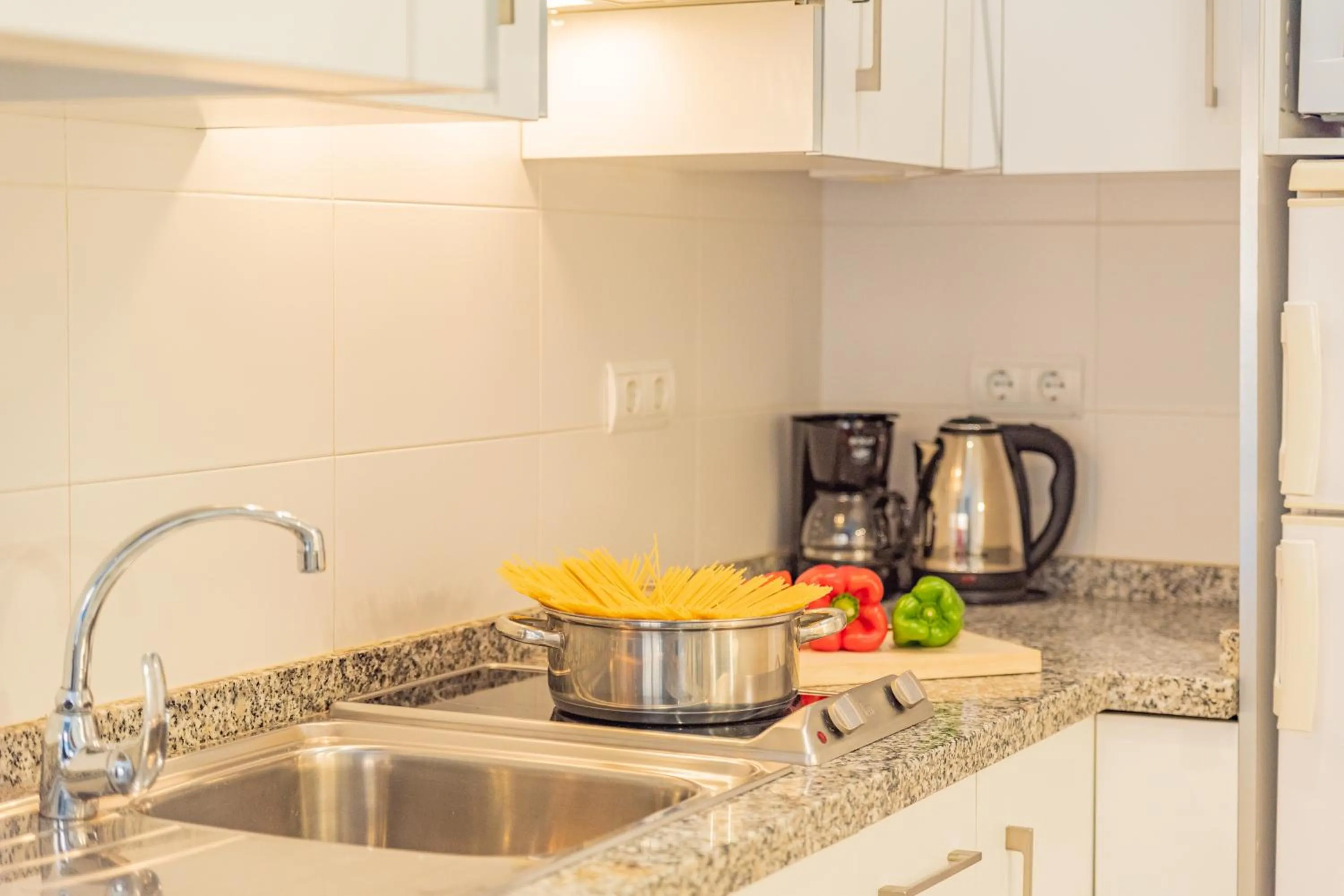 Kitchen or kitchenette in Feelathome Merced Apartments