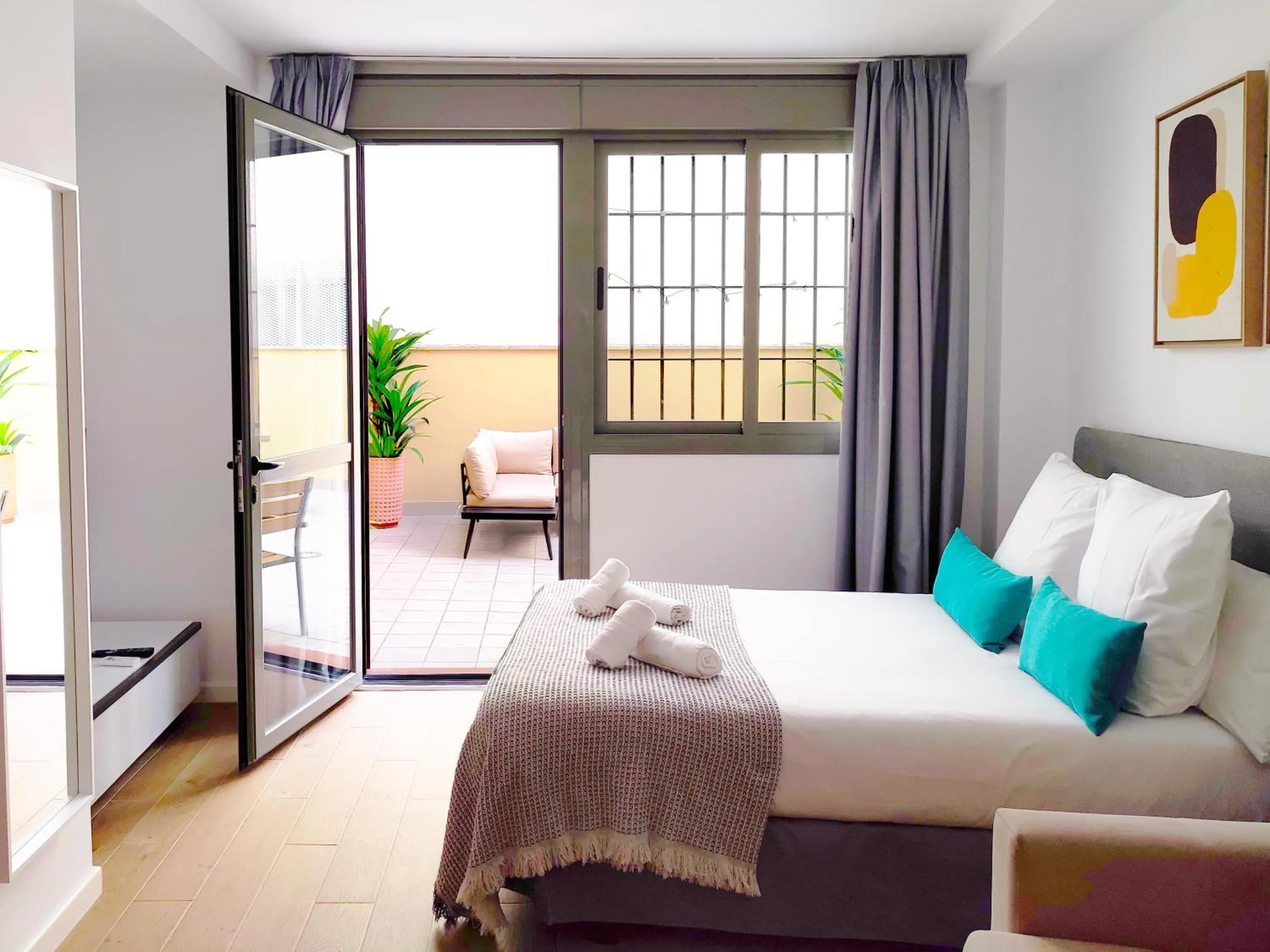 Photo of the whole room, Bed in Feelathome Merced Apartments