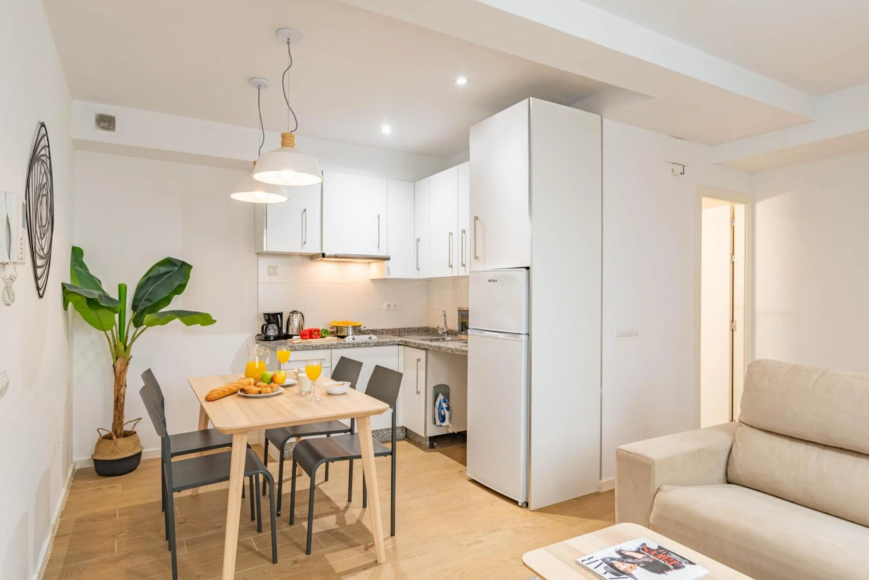 Dining area in Feelathome Merced Apartments